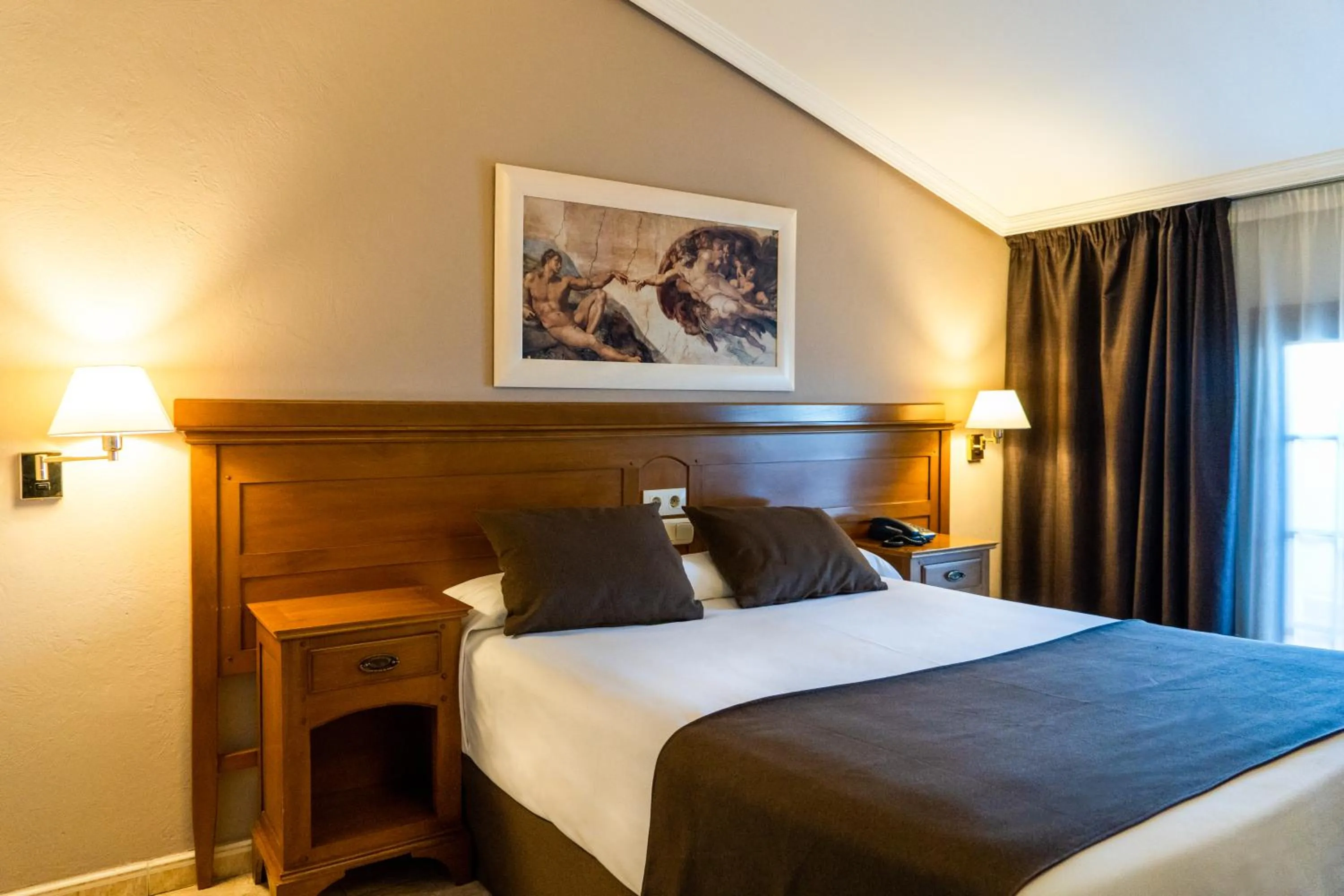 Photo of the whole room, Bed in Carlos I Toledo