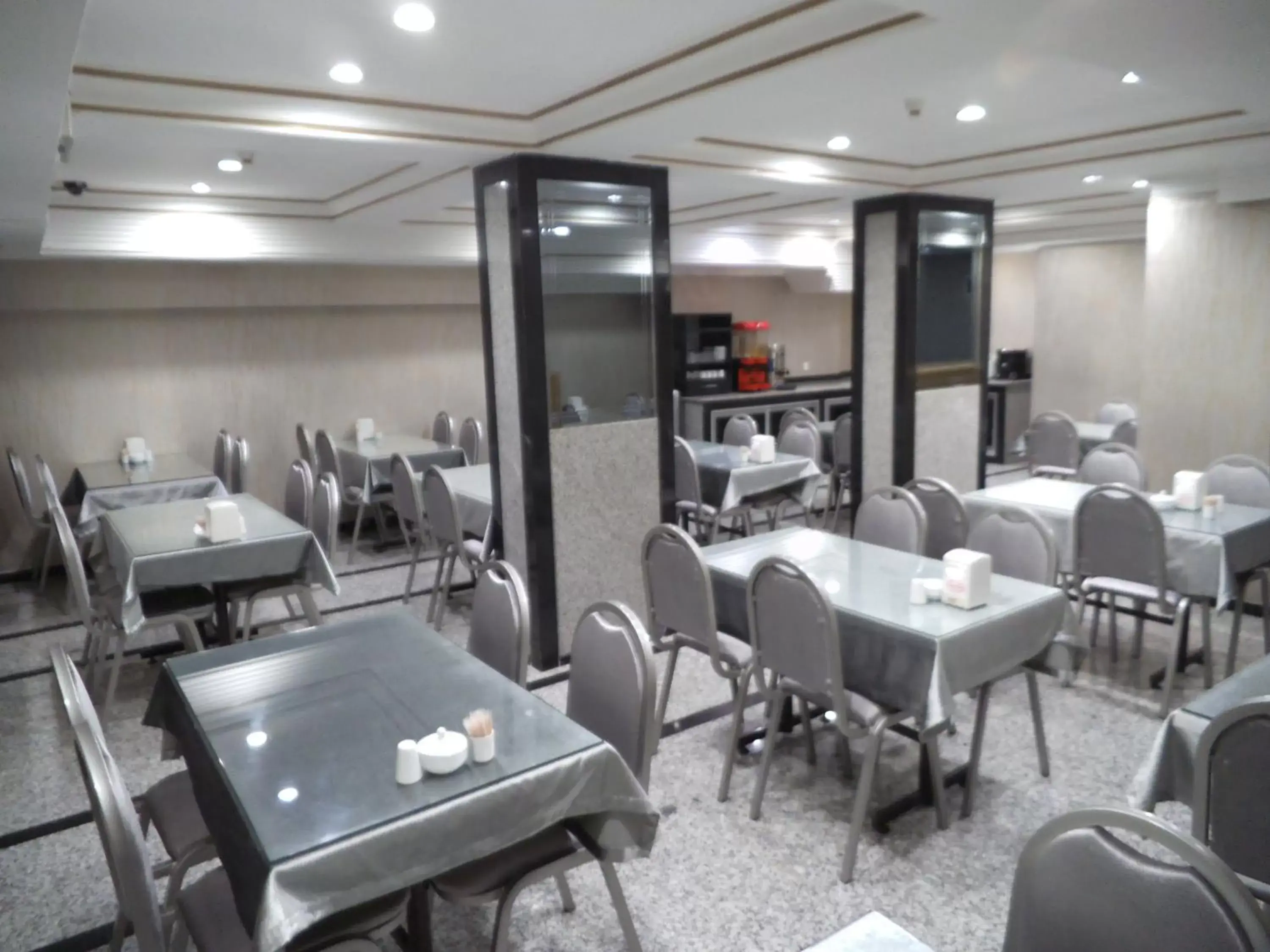 Restaurant/Places to Eat in Grand Oral Hotel