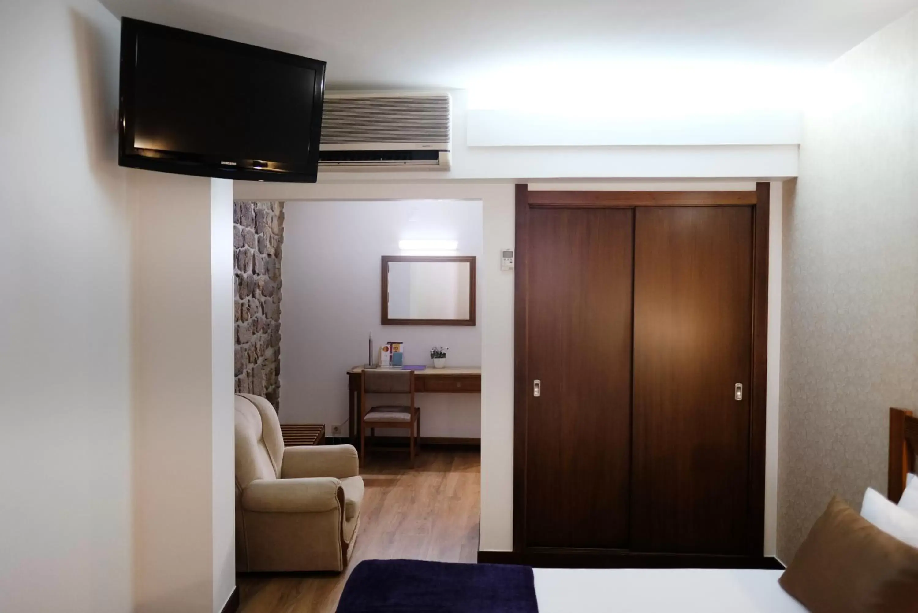 hair dresser, TV/Entertainment Center in Hotel Dona Sofia