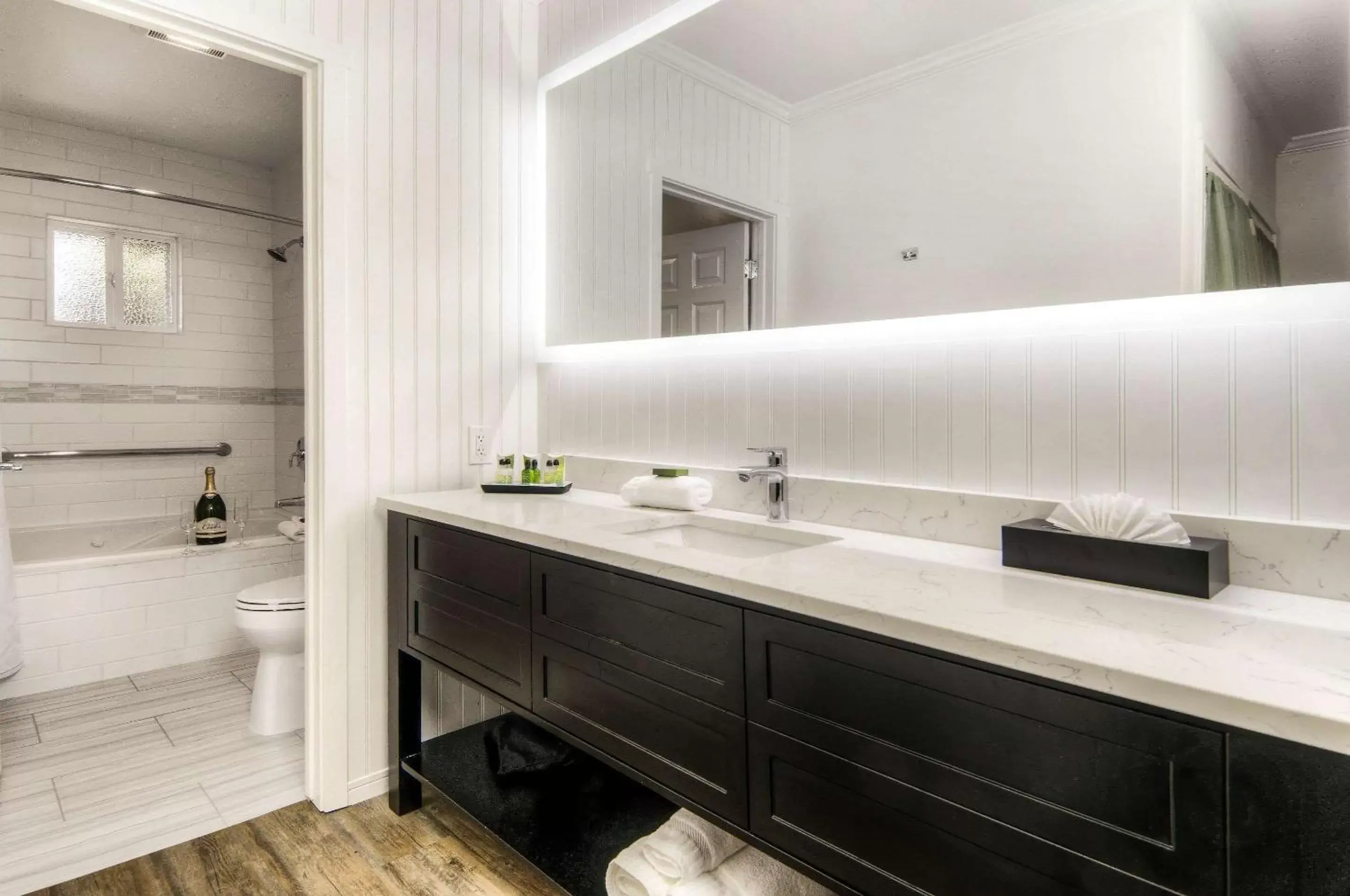 Photo of the whole room, Bathroom in Aggie Inn, Ascend Hotel Collection