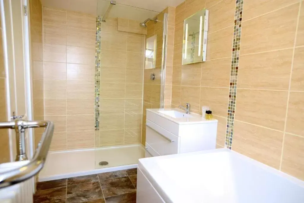 Shower, Bathroom in White Hart Hotel
