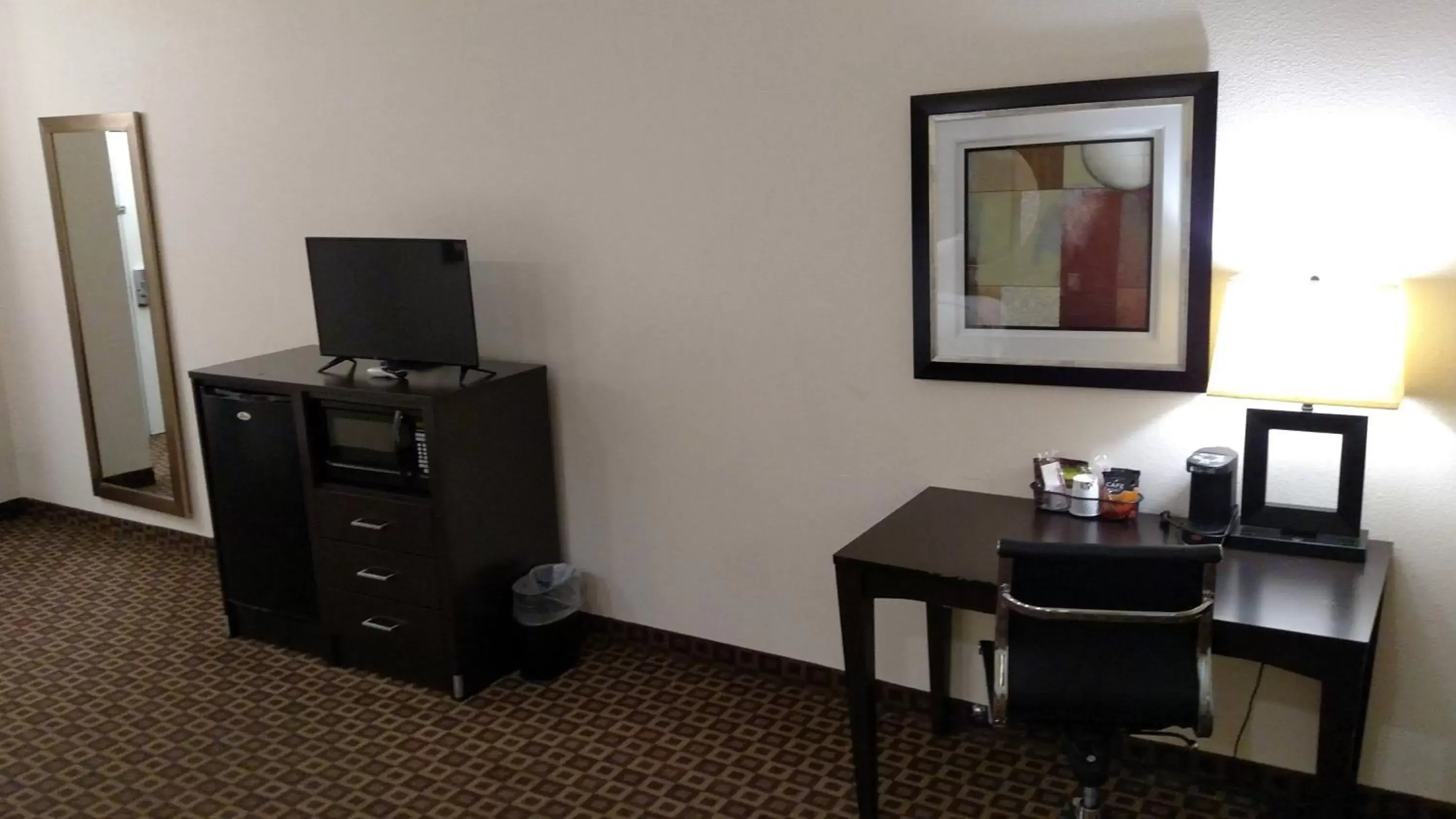 Photo of the whole room, TV/Entertainment Center in Red Roof Inn & Suites Longview