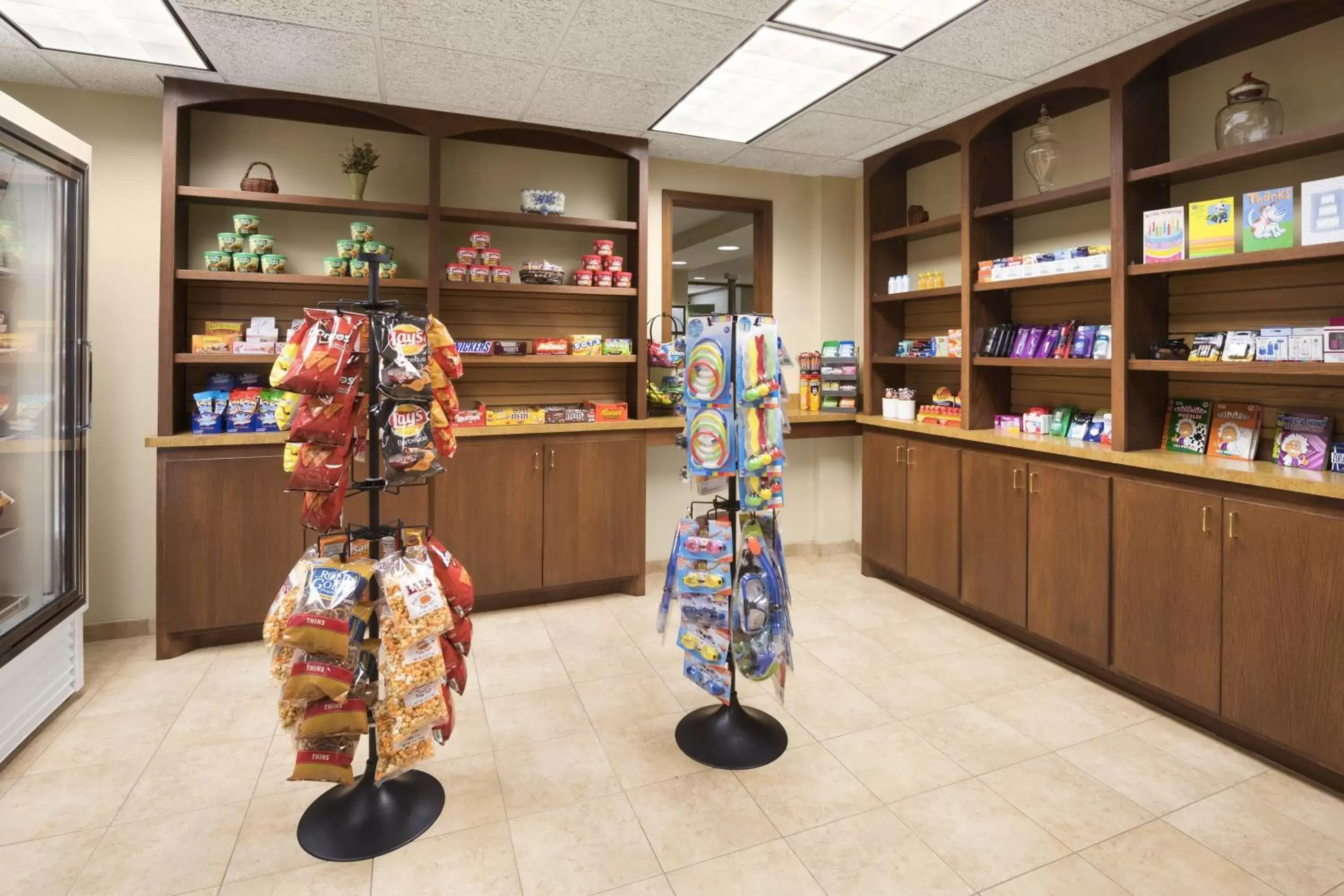 On-site shops in Country Inn & Suites by Radisson, Shoreview, MN