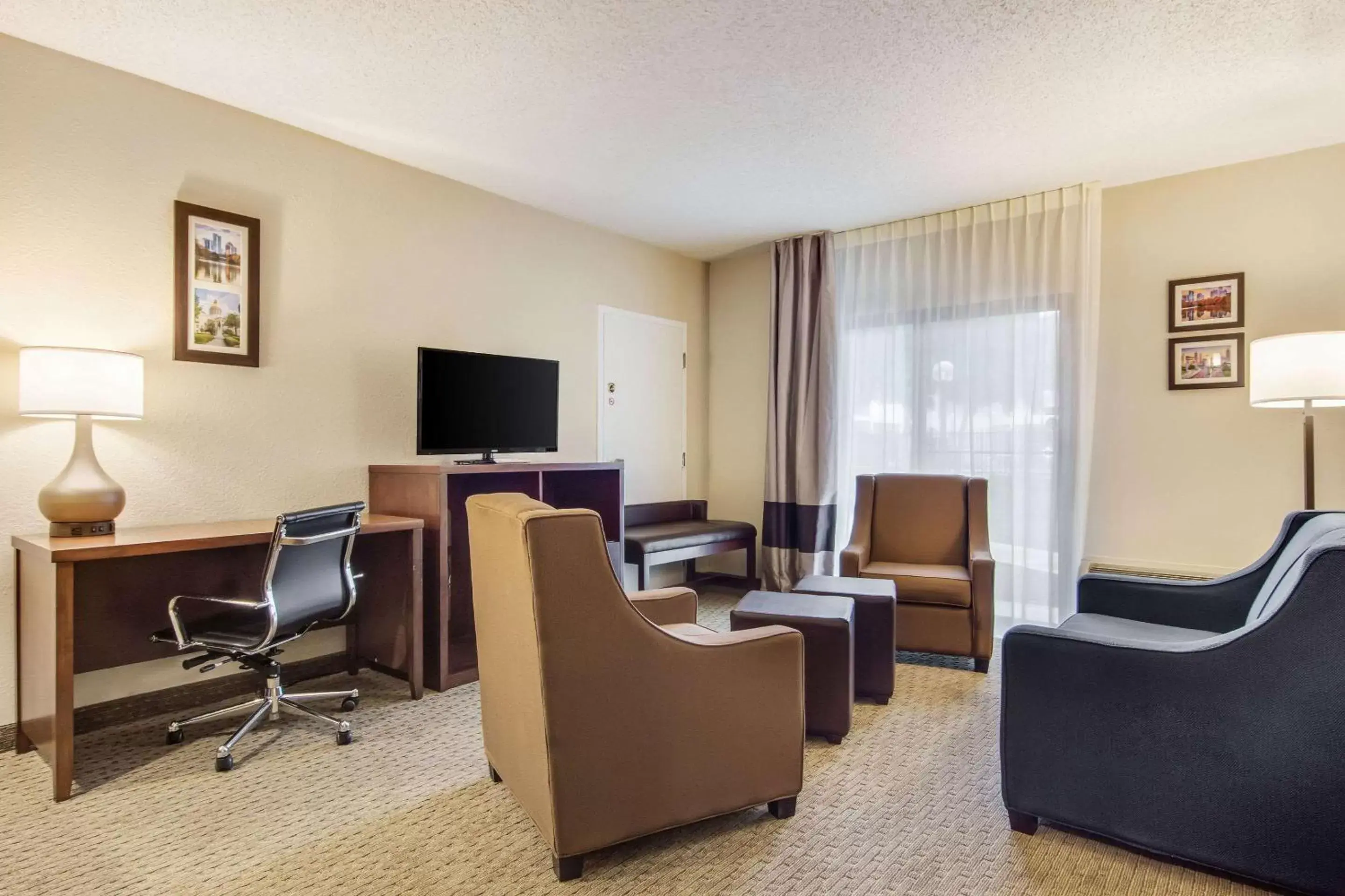 Photo of the whole room, Seating Area in Comfort Inn Roswell-Dunwoody