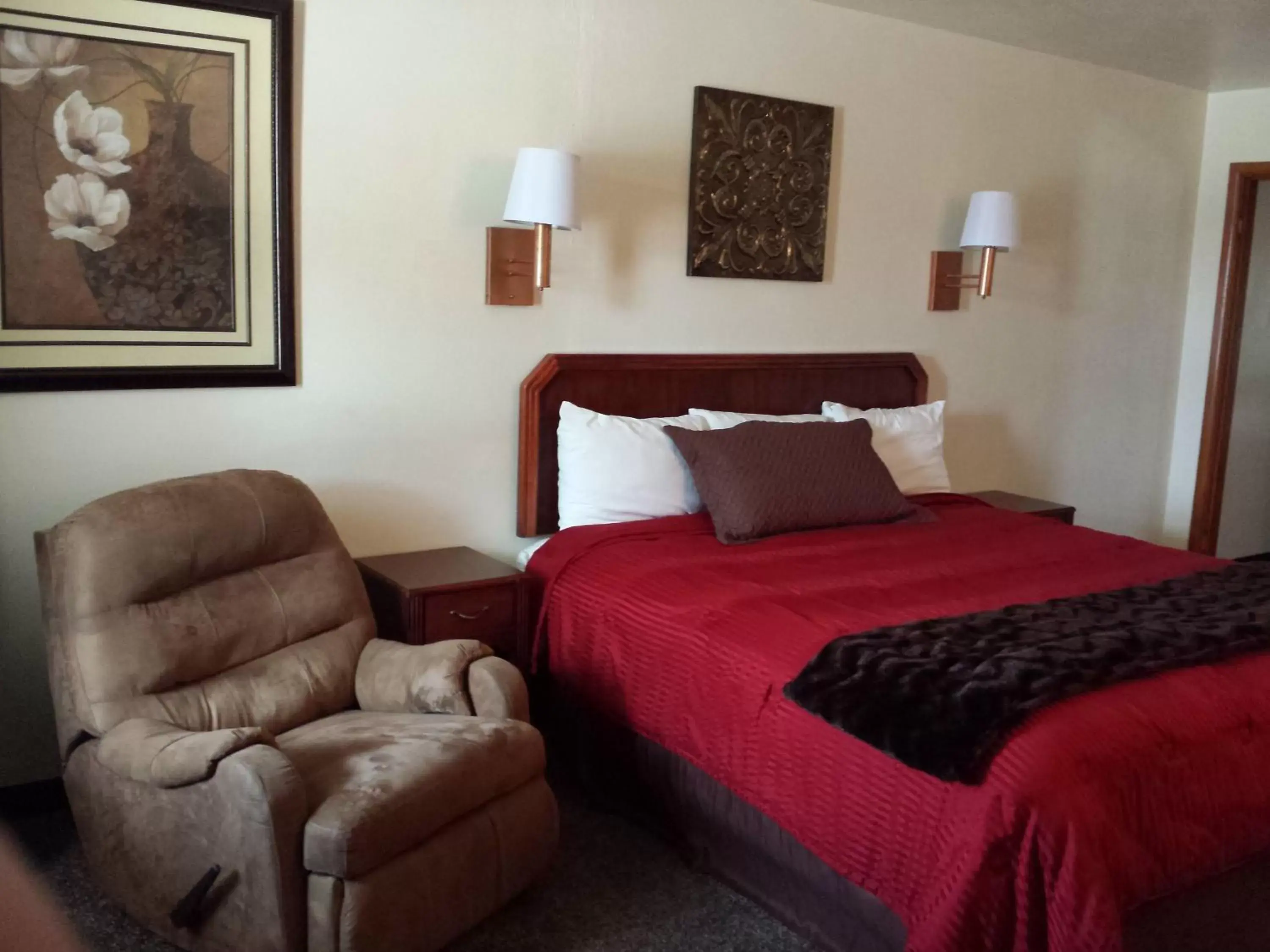 Photo of the whole room, Bed in West Plains Motel