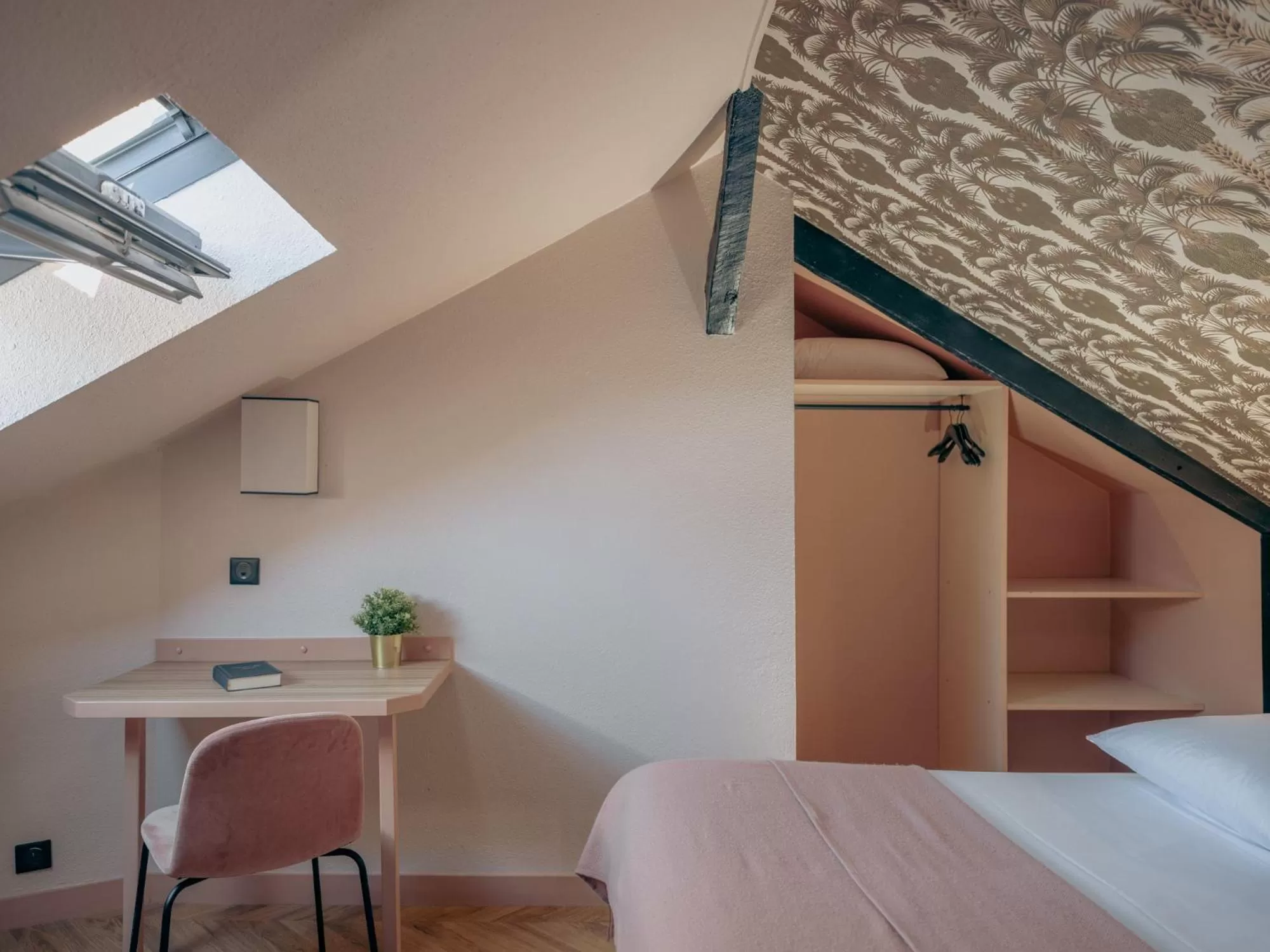 Bedroom, Bed in Hôtel Lanjuinais