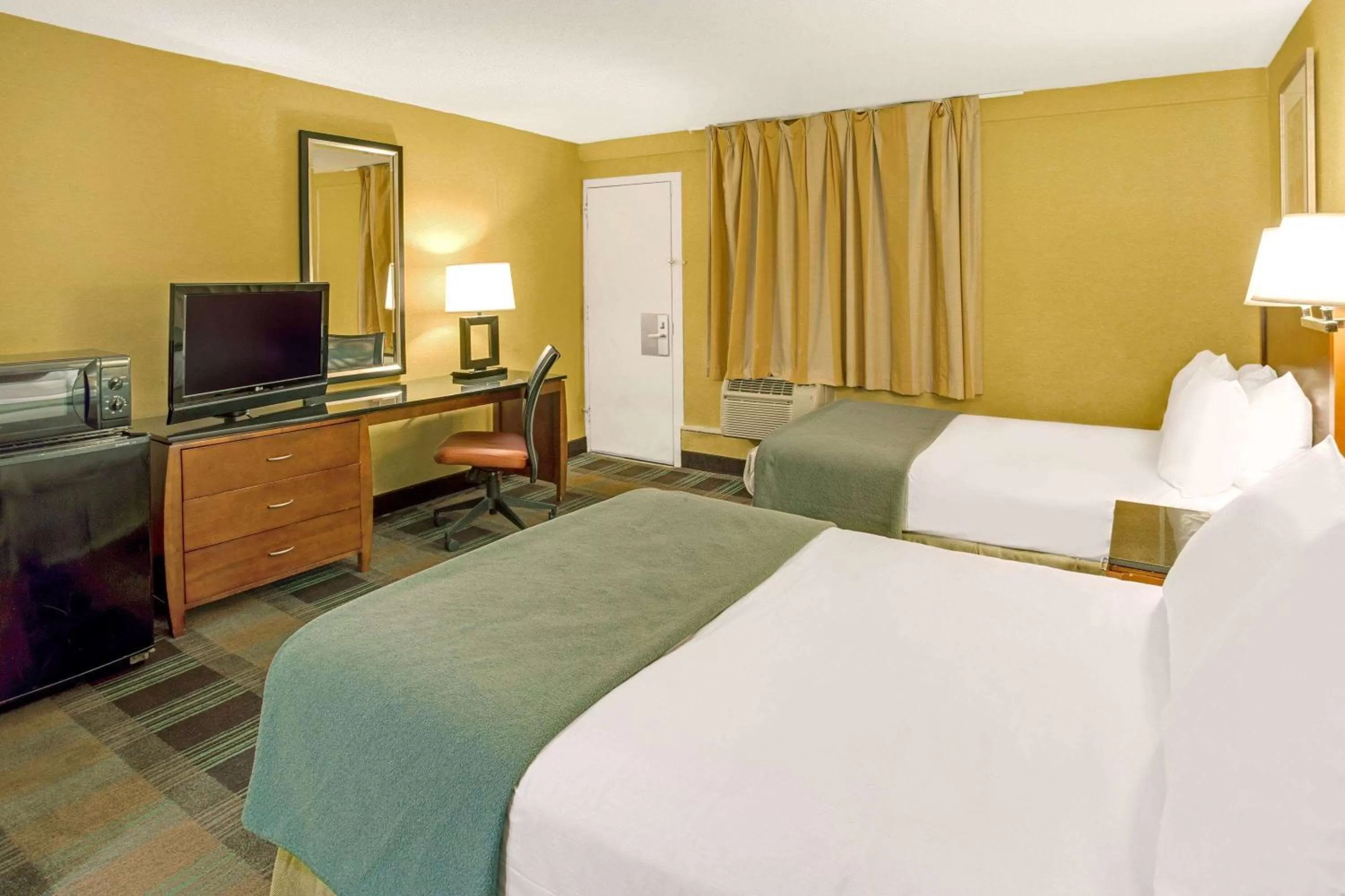 Photo of the whole room, Bed in Travelodge by Wyndham Silver Spring
