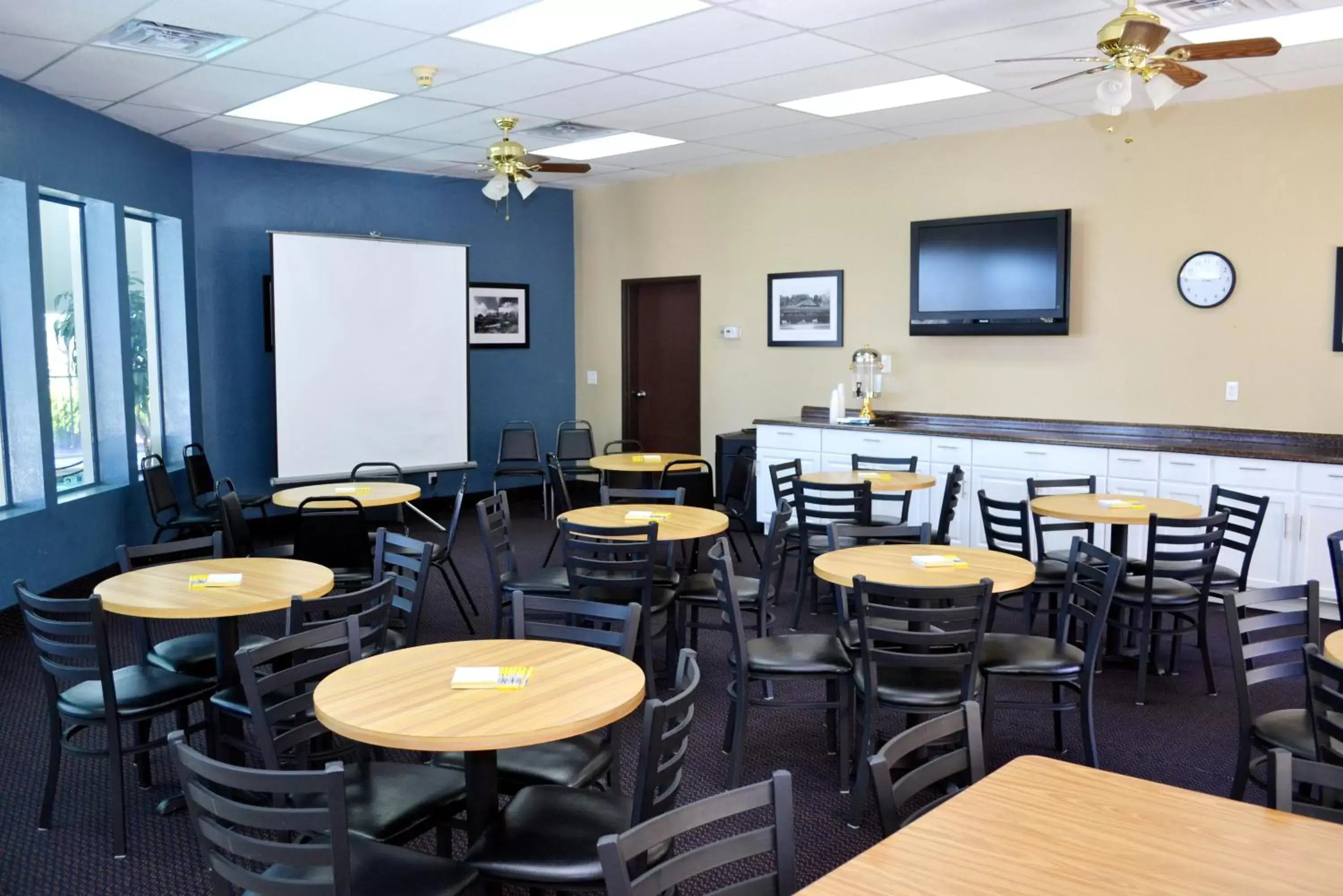 Business facilities, Restaurant/Places to Eat in Days Inn by Wyndham Williams