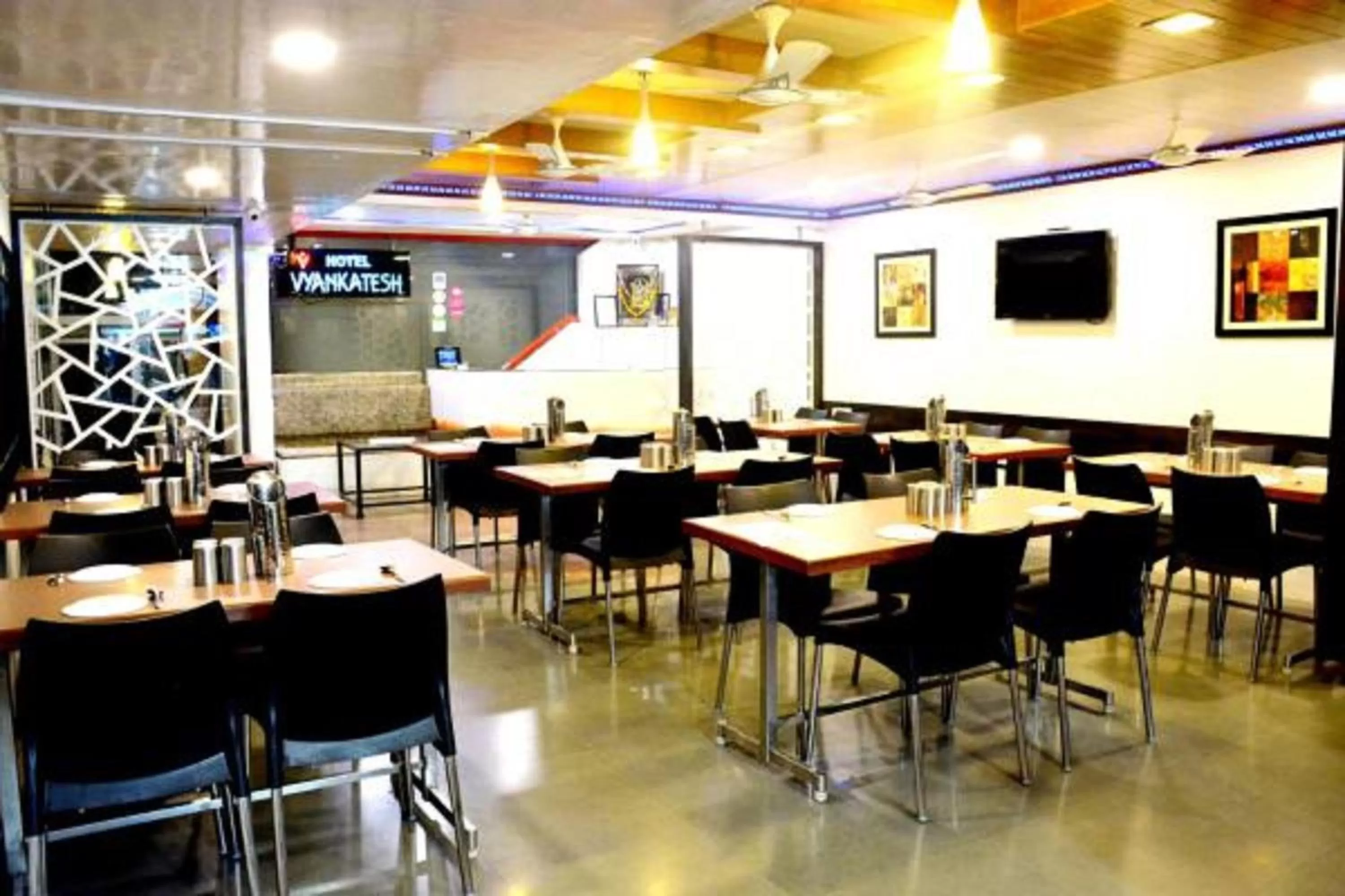 Restaurant/places to eat in Hotel Vyankatesh & Pure Veg Restaurant