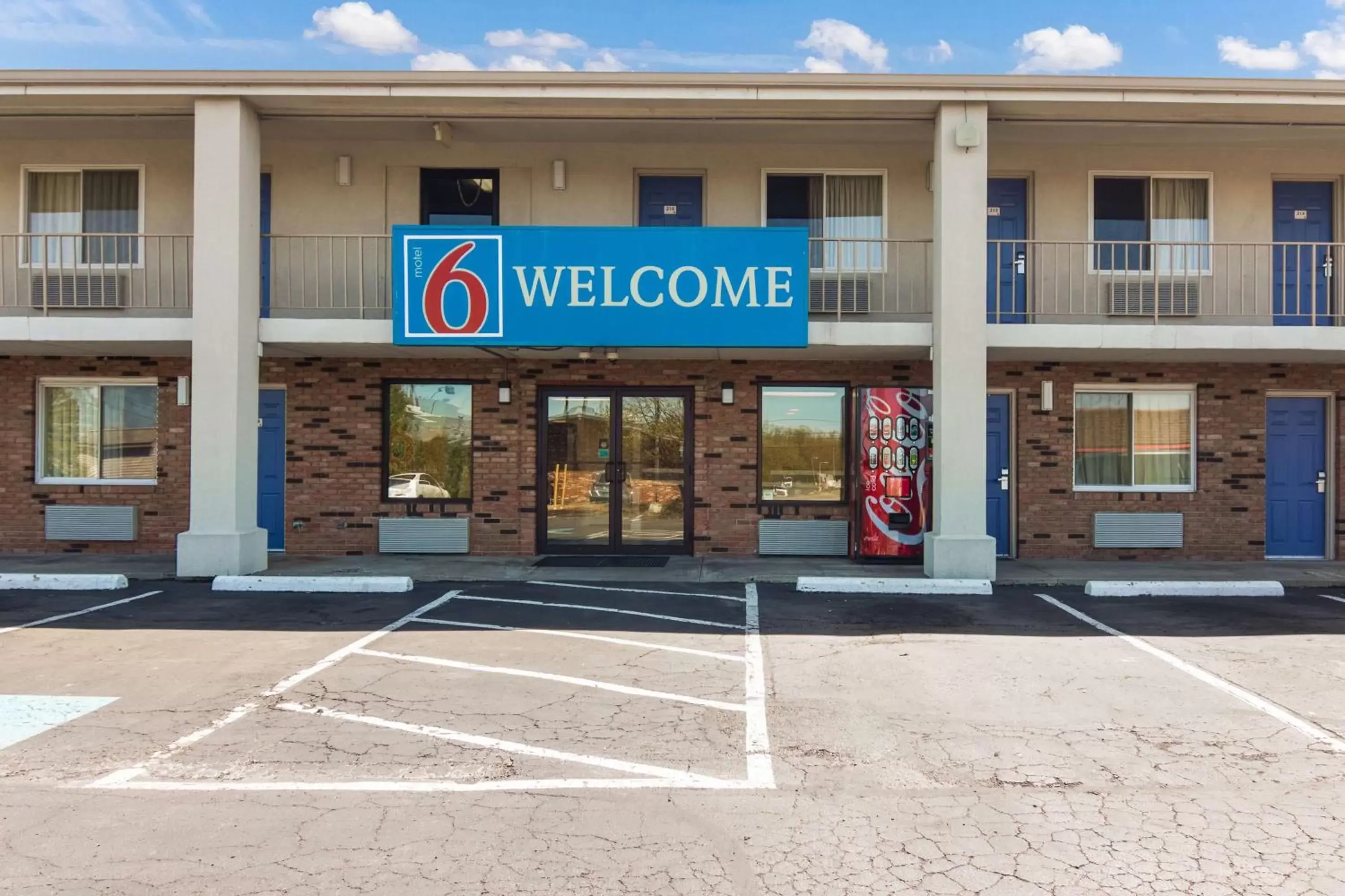 Property building in Motel 6-Youngstown, OH
