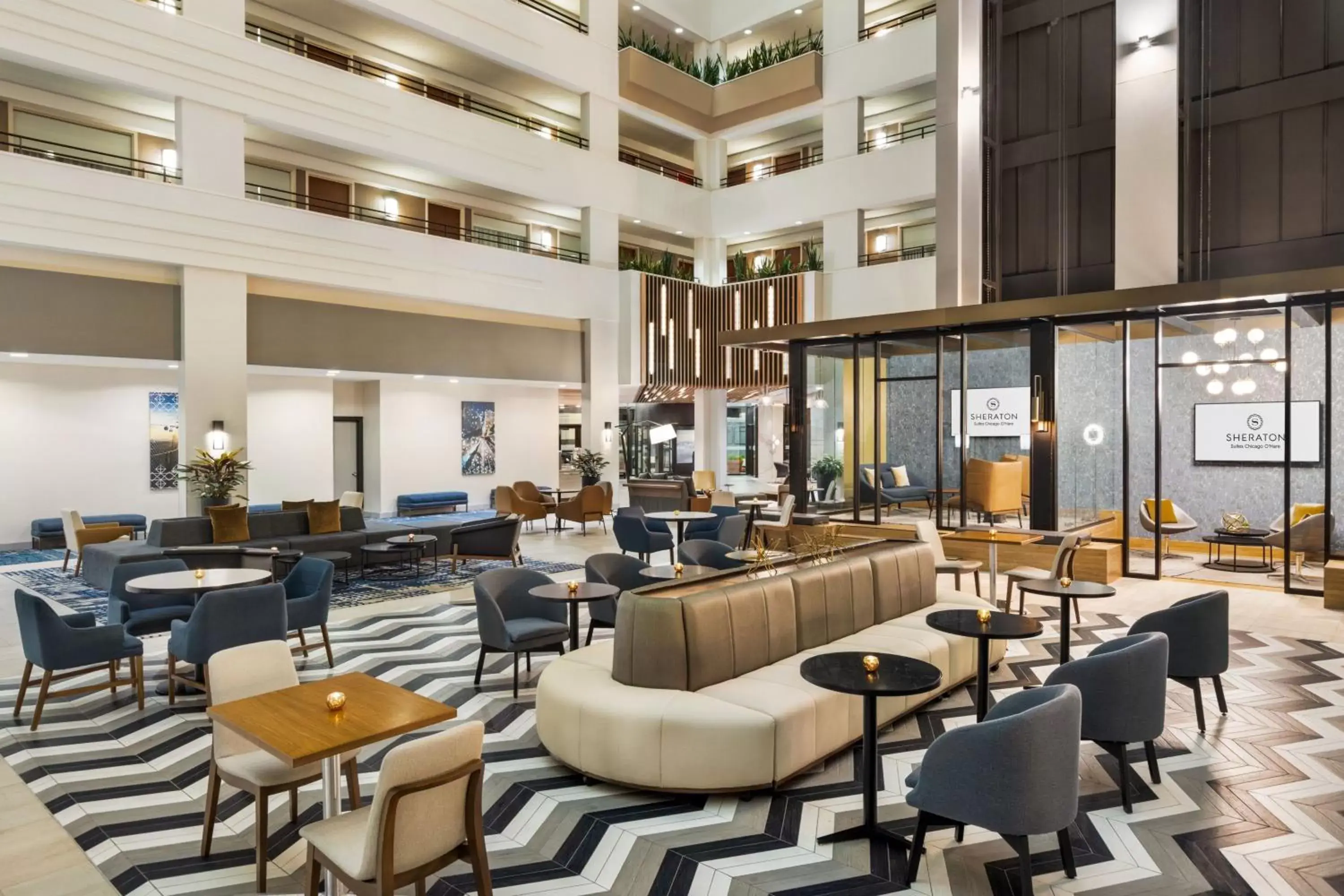 Lobby or reception, Lounge/Bar in Sheraton Suites Chicago O'Hare