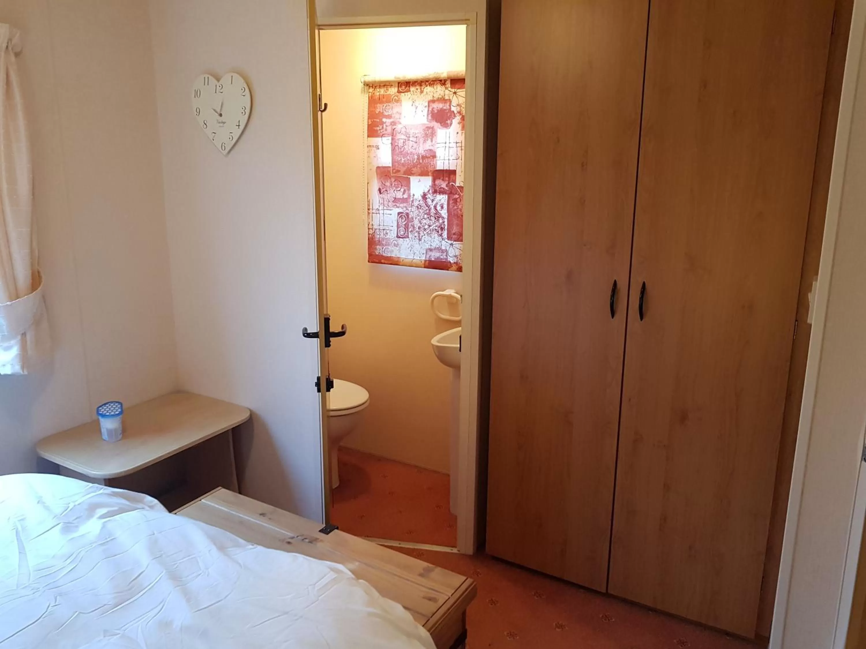 Bathroom, Bed in the jackdaw pub SELF CATERING STATIC CARAVAN free breakfast supplied