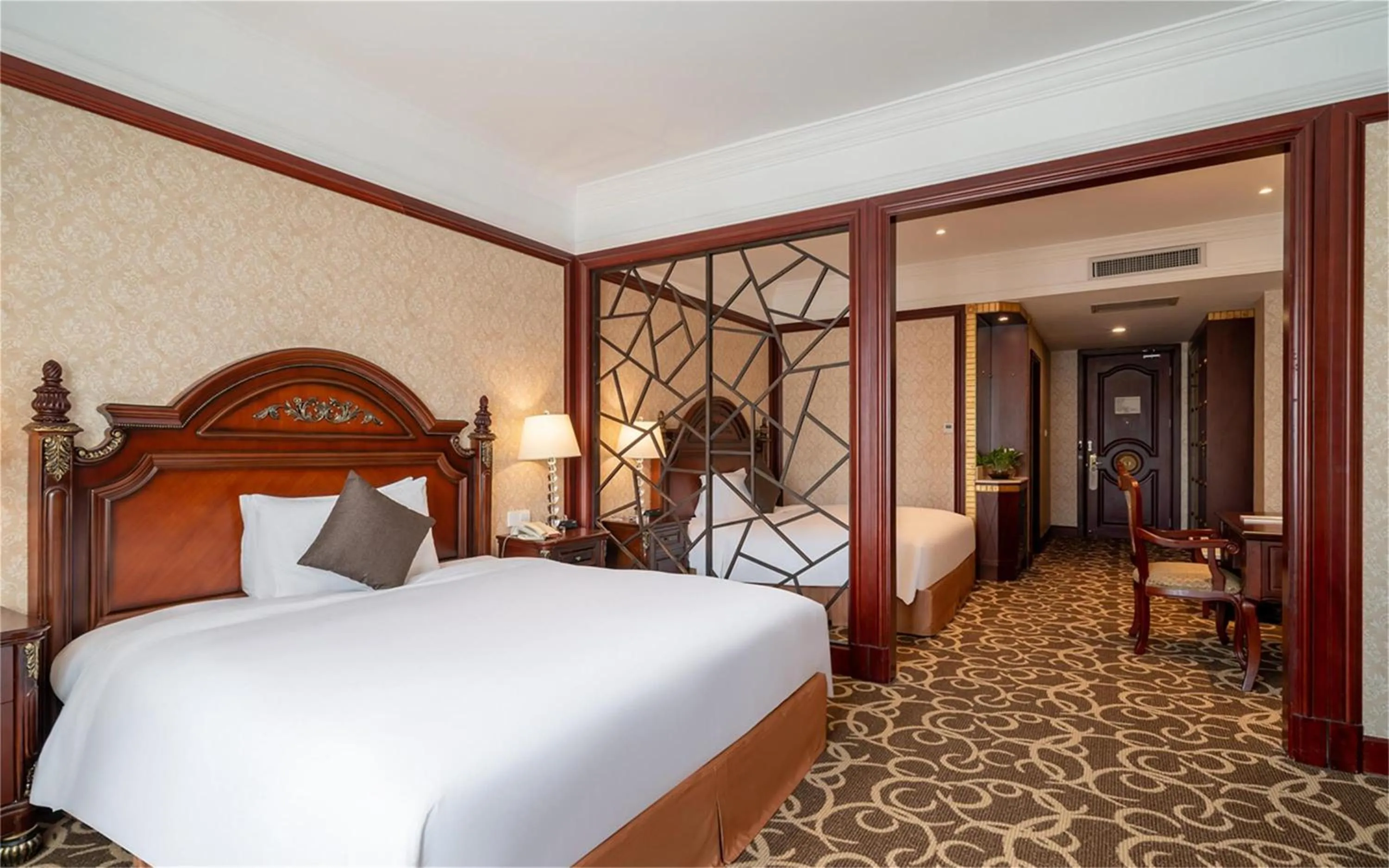 Photo of the whole room, Bed in Wyndham Shanghai Hongqiao-Near NECC