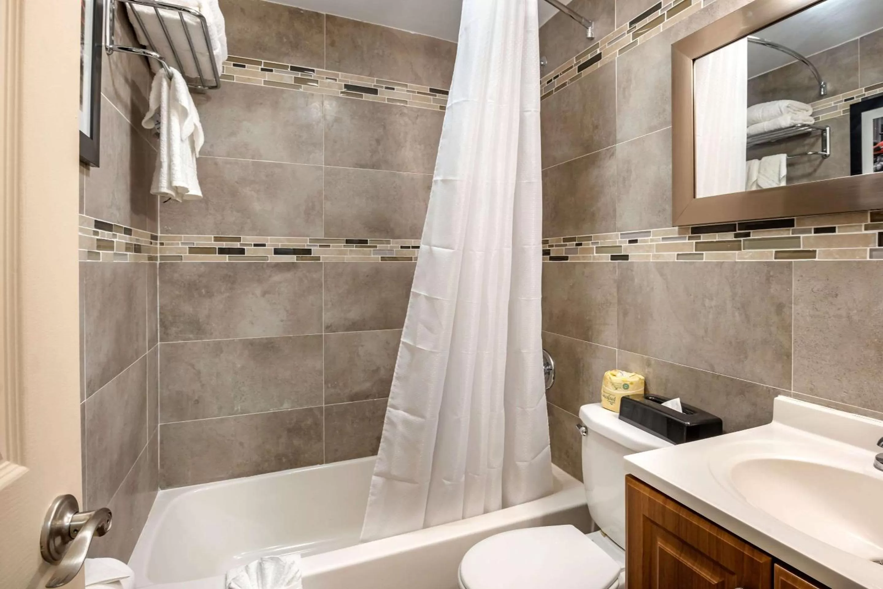 Bathroom in Downtown Hollywood Gardens Inn & Suites