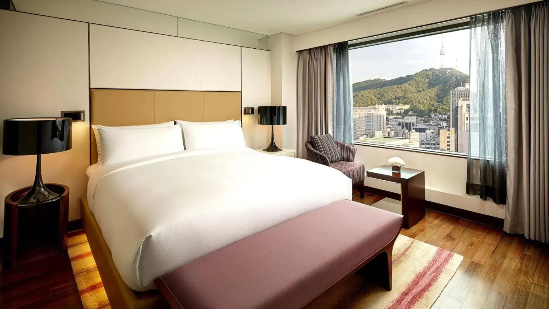Bedroom, Bed in Lotte Hotel Seoul