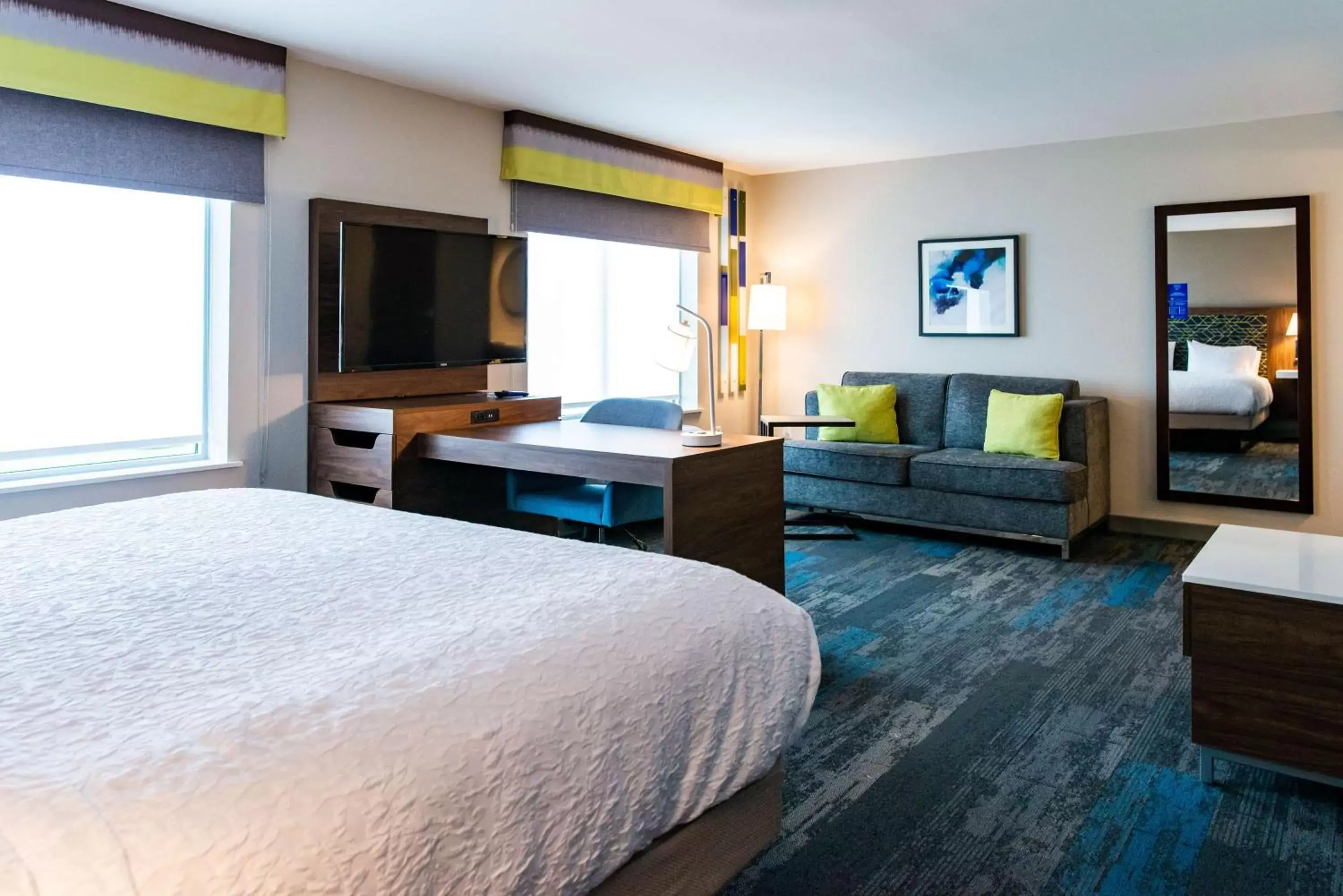 Bedroom, Seating Area in Hampton Inn Paris IL, IL