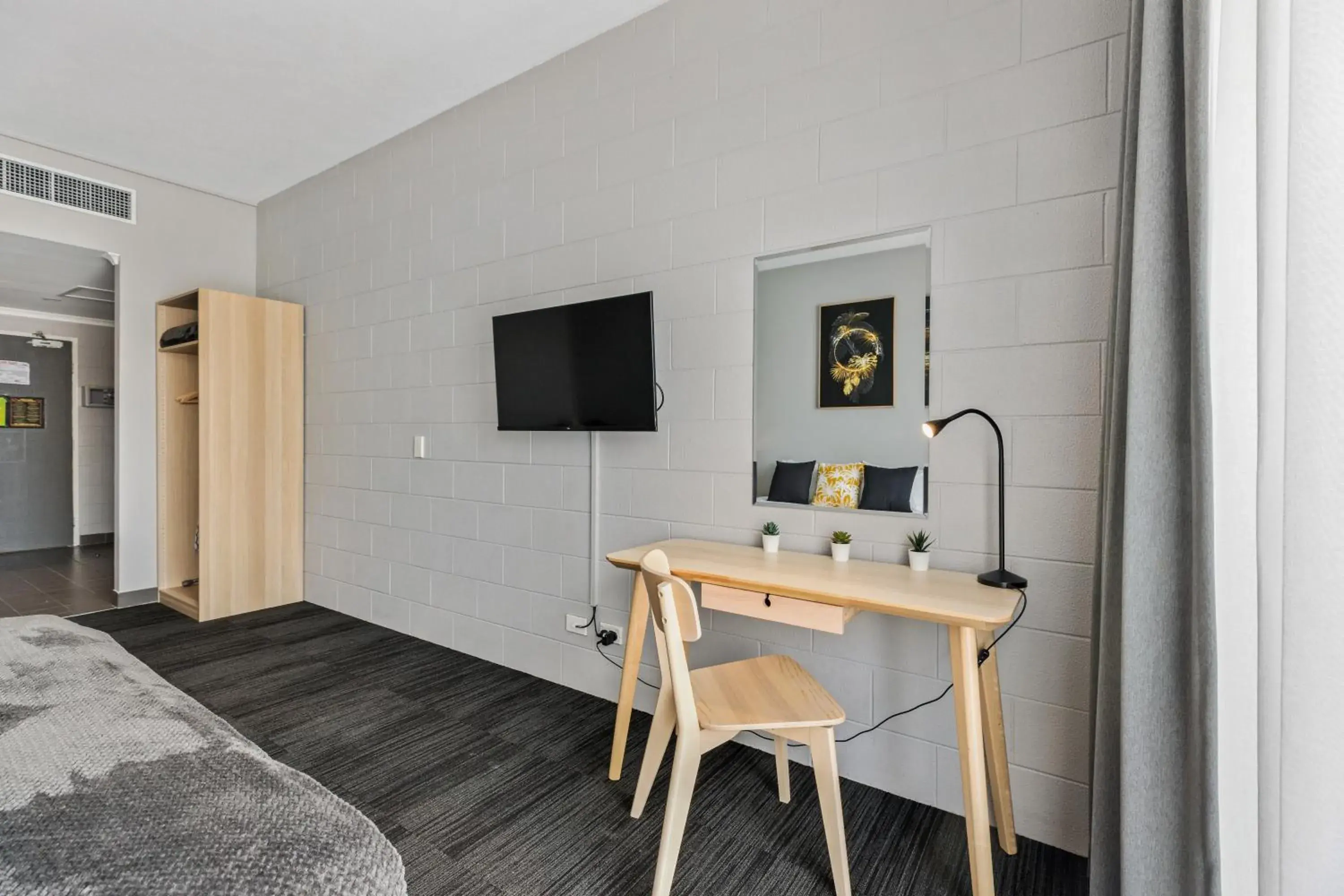 TV and multimedia, Bed in Gilligan's Hotel & Resort Cairns TV and multimedia, Bed in Gilligan's Hotel & Resort Cairns