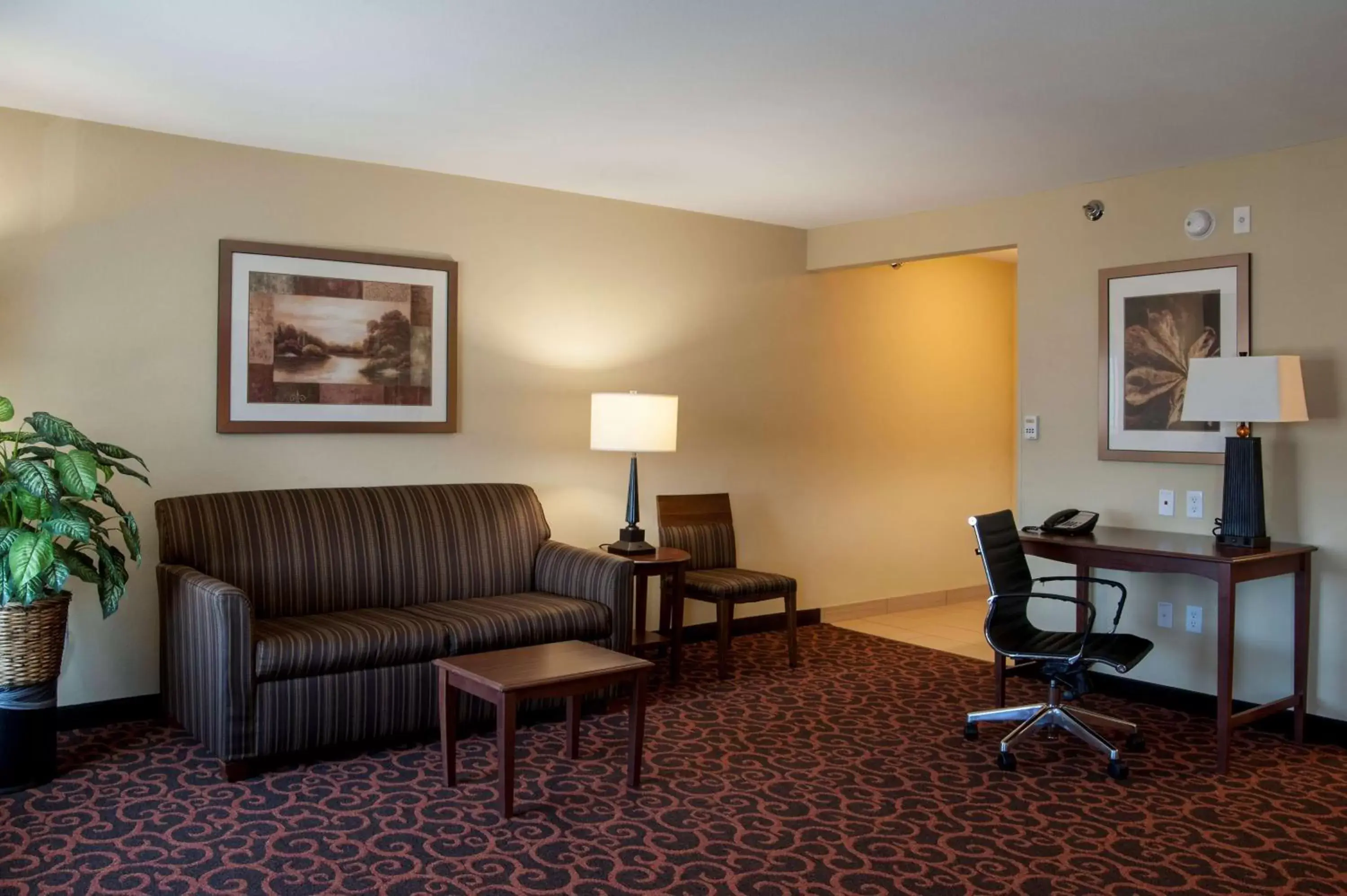 Living room, Seating Area in Hampton Inn & Suites Watertown