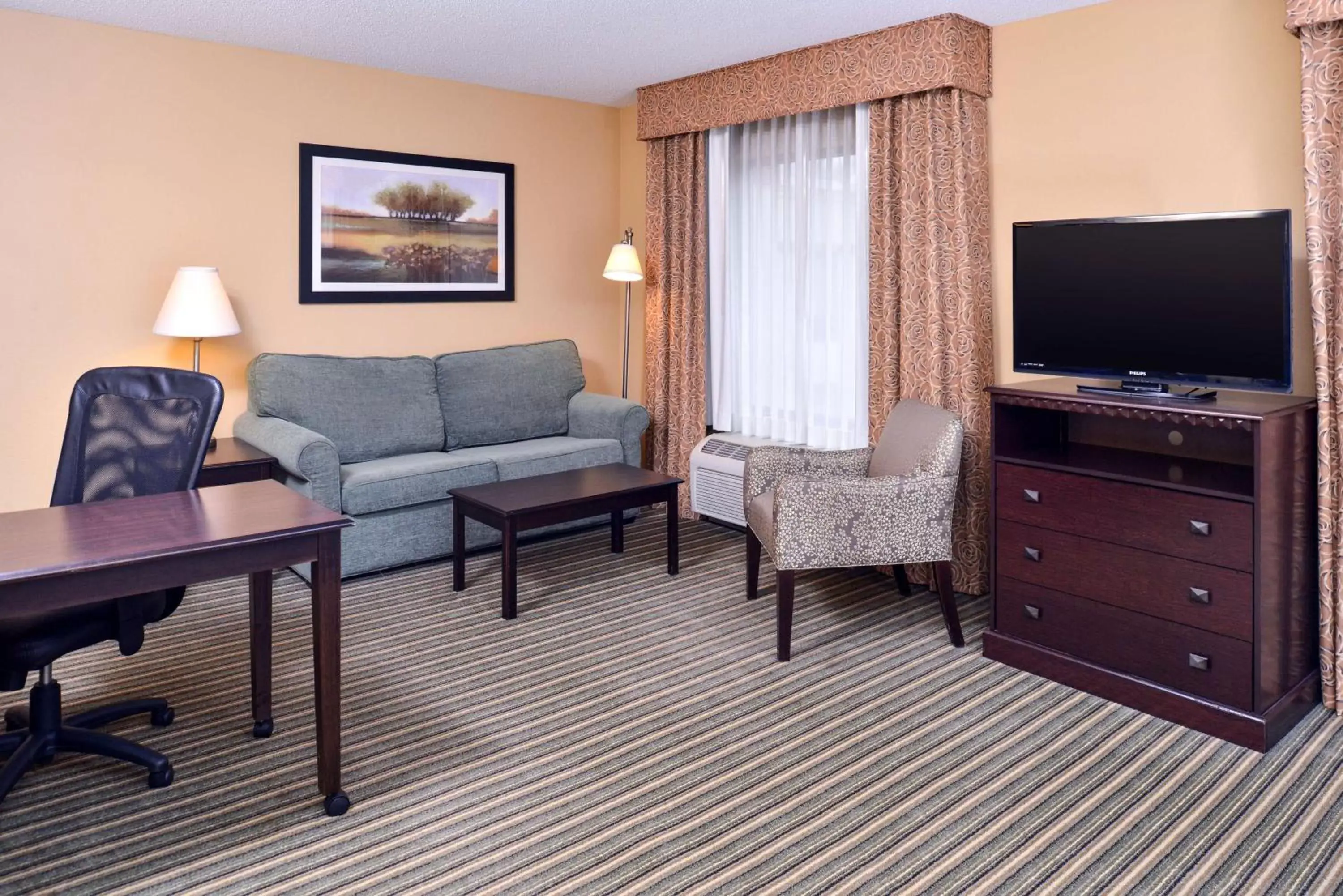 Bed, Seating Area in Hampton Inn & Suites Fort Belvoir Alexandria South