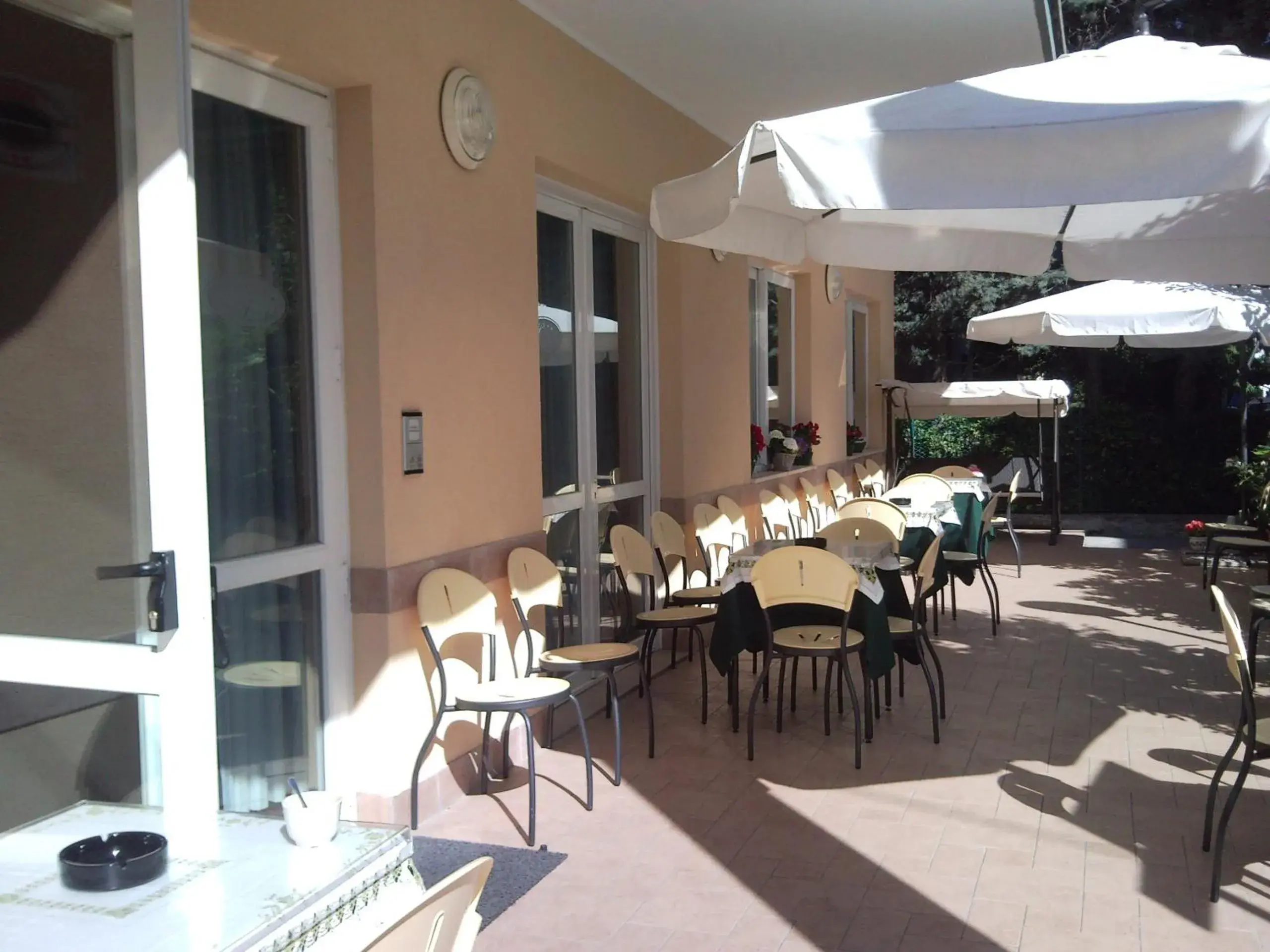 Patio, Restaurant/Places to Eat in Hotel Trinidad