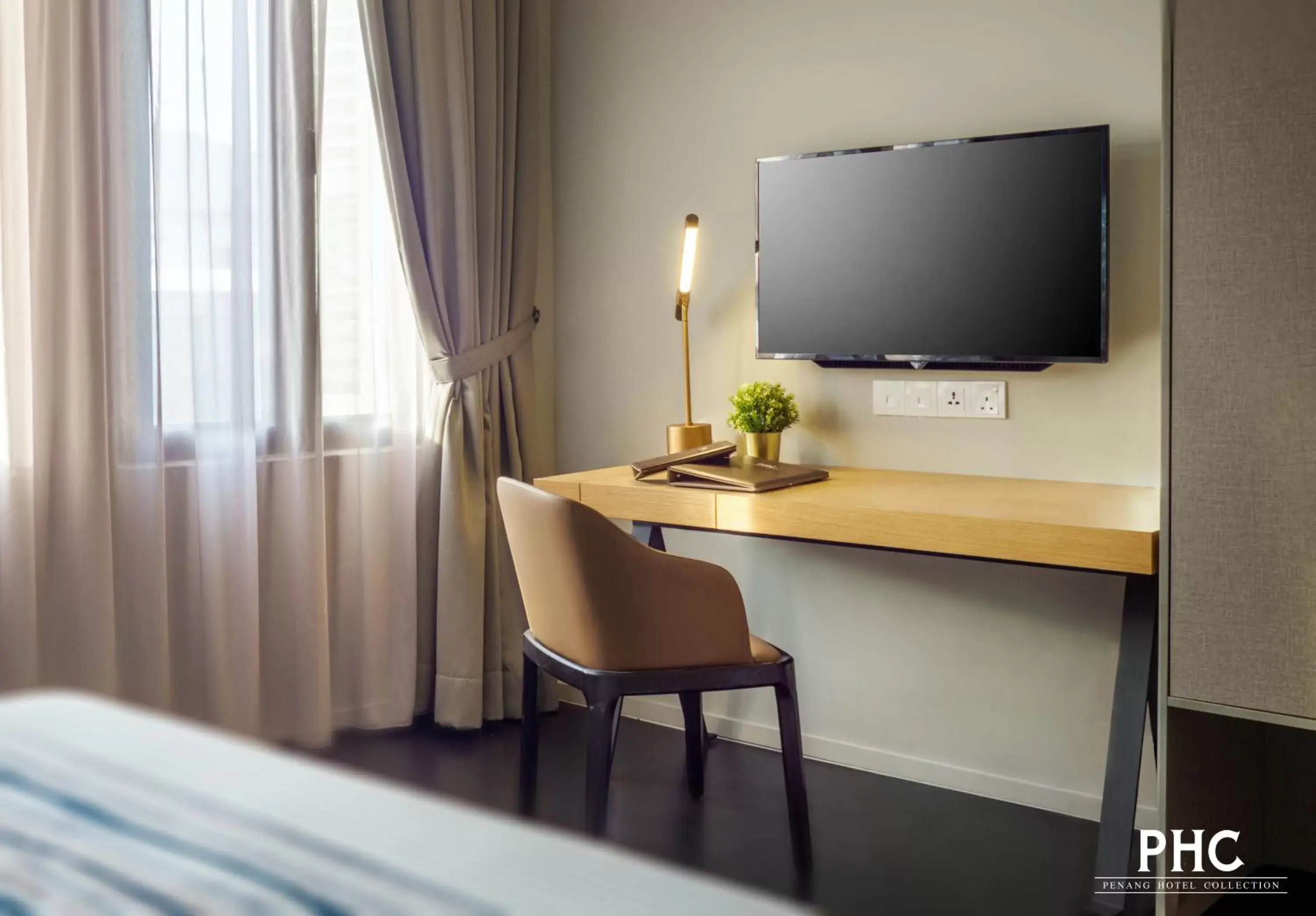 Bedroom, TV/Entertainment Center in Ropewalk Piazza Hotel by PHC
