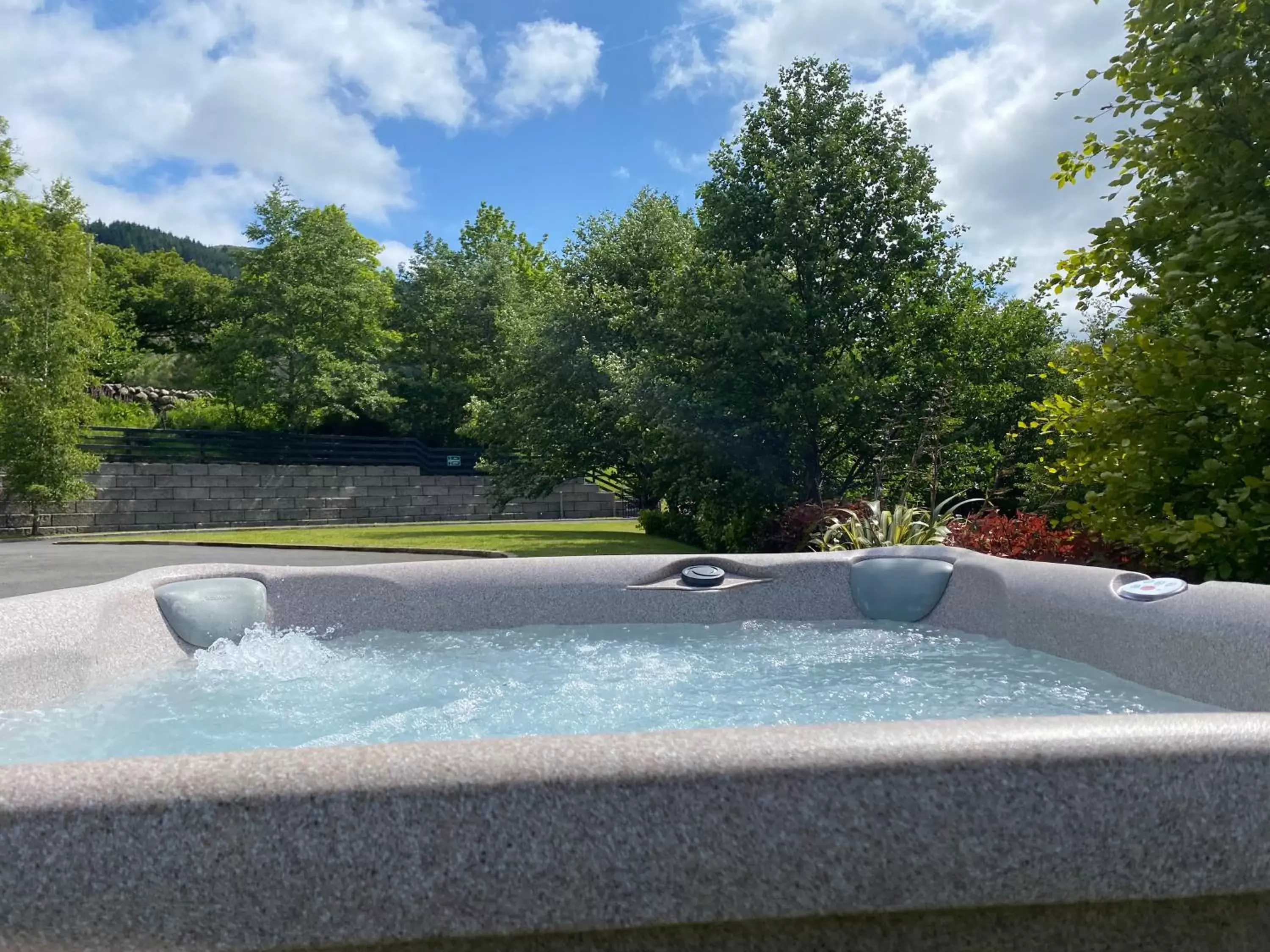 Hot Tub in Rostrevor Valley Holiday Park Rooms with Hot tub and car service