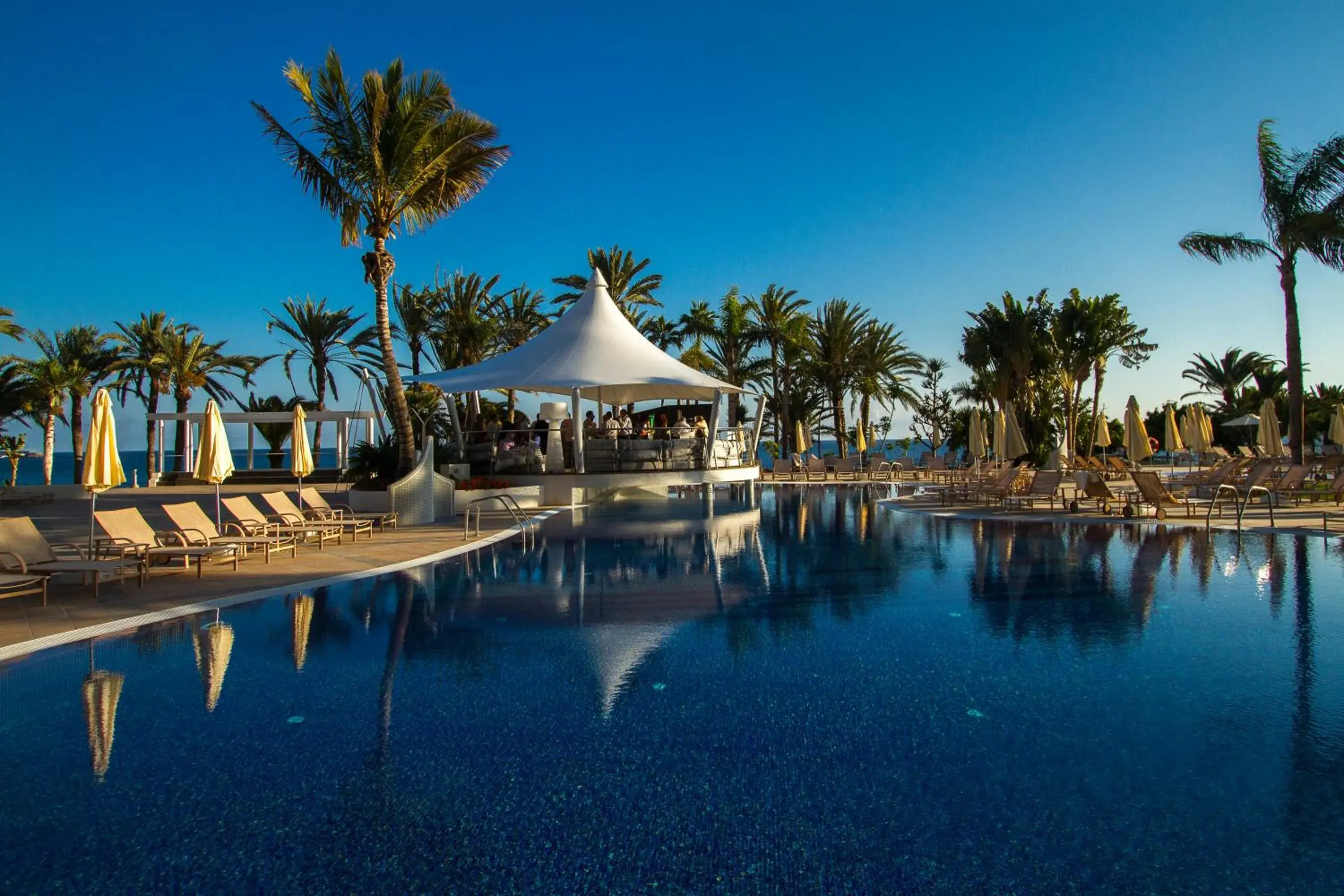 Lounge or bar, Swimming Pool in Radisson Blu Resort Gran Canaria