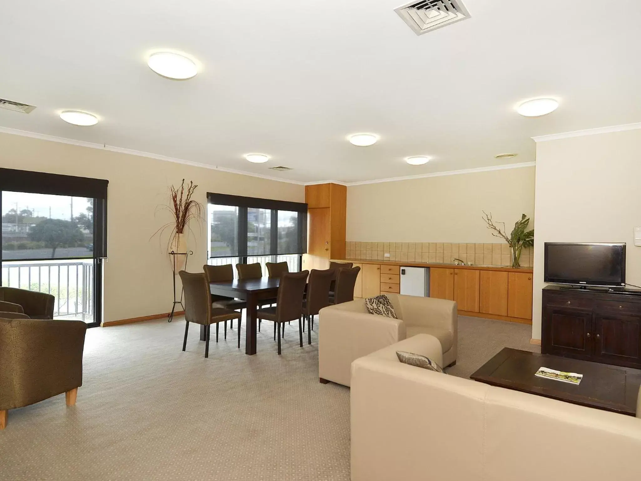 Lobby or reception, Dining Area in BEST WESTERN Geelong Motor Inn & Serviced Apartments