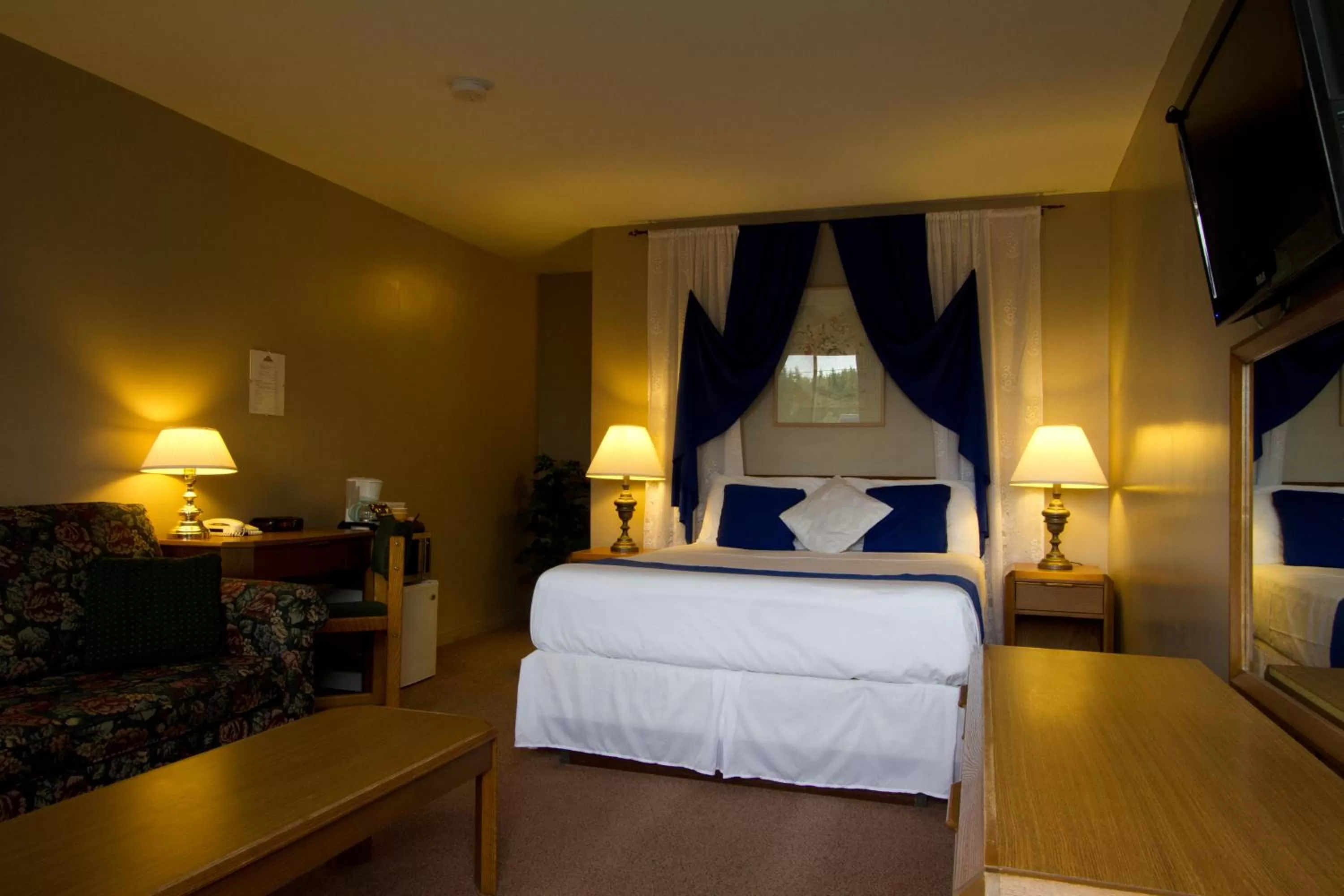 Photo of the whole room, Bed in Knights Inn Lindsay