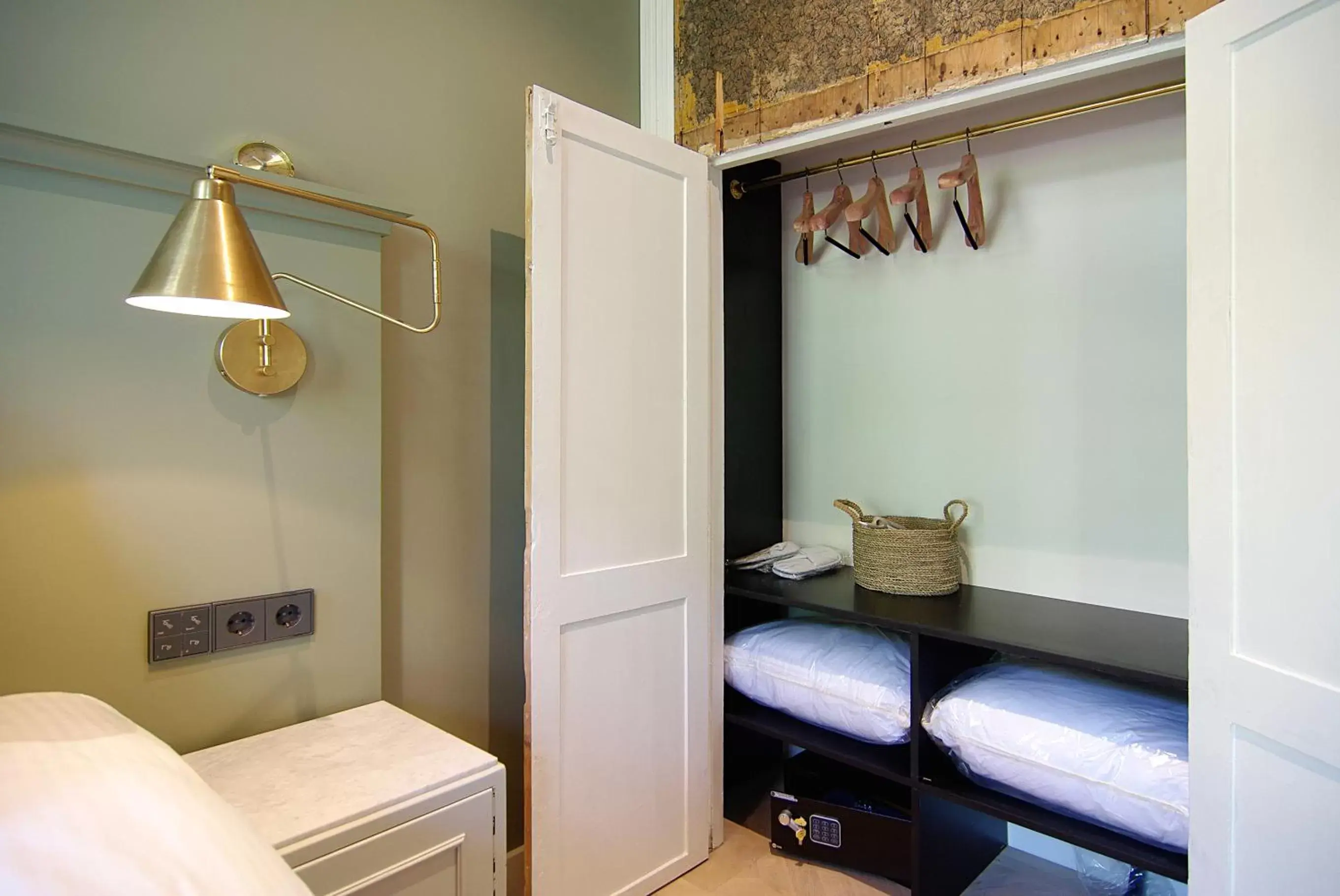 Bed, Bathroom in Authentic Farmhouse - De Vergulden Eenhoorn