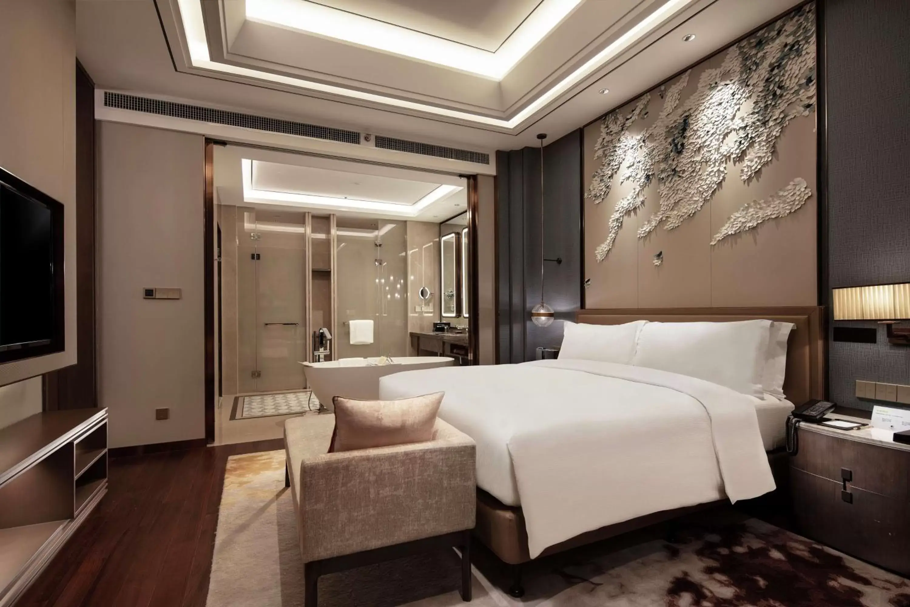 Bathroom, Bed in Doubletree By Hilton Yangzhou