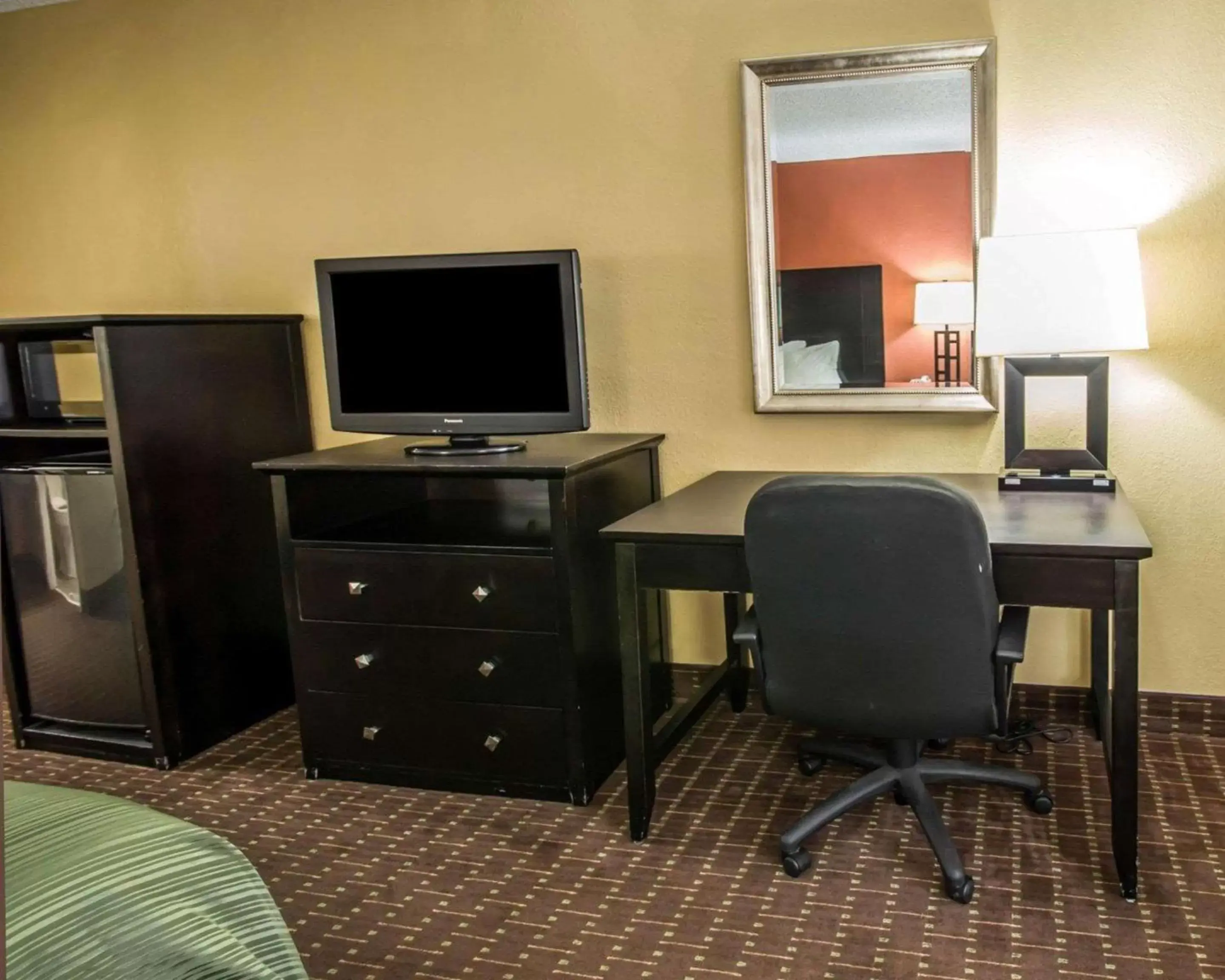 Photo of the whole room, TV/Entertainment Center in Quality Inn Orange City