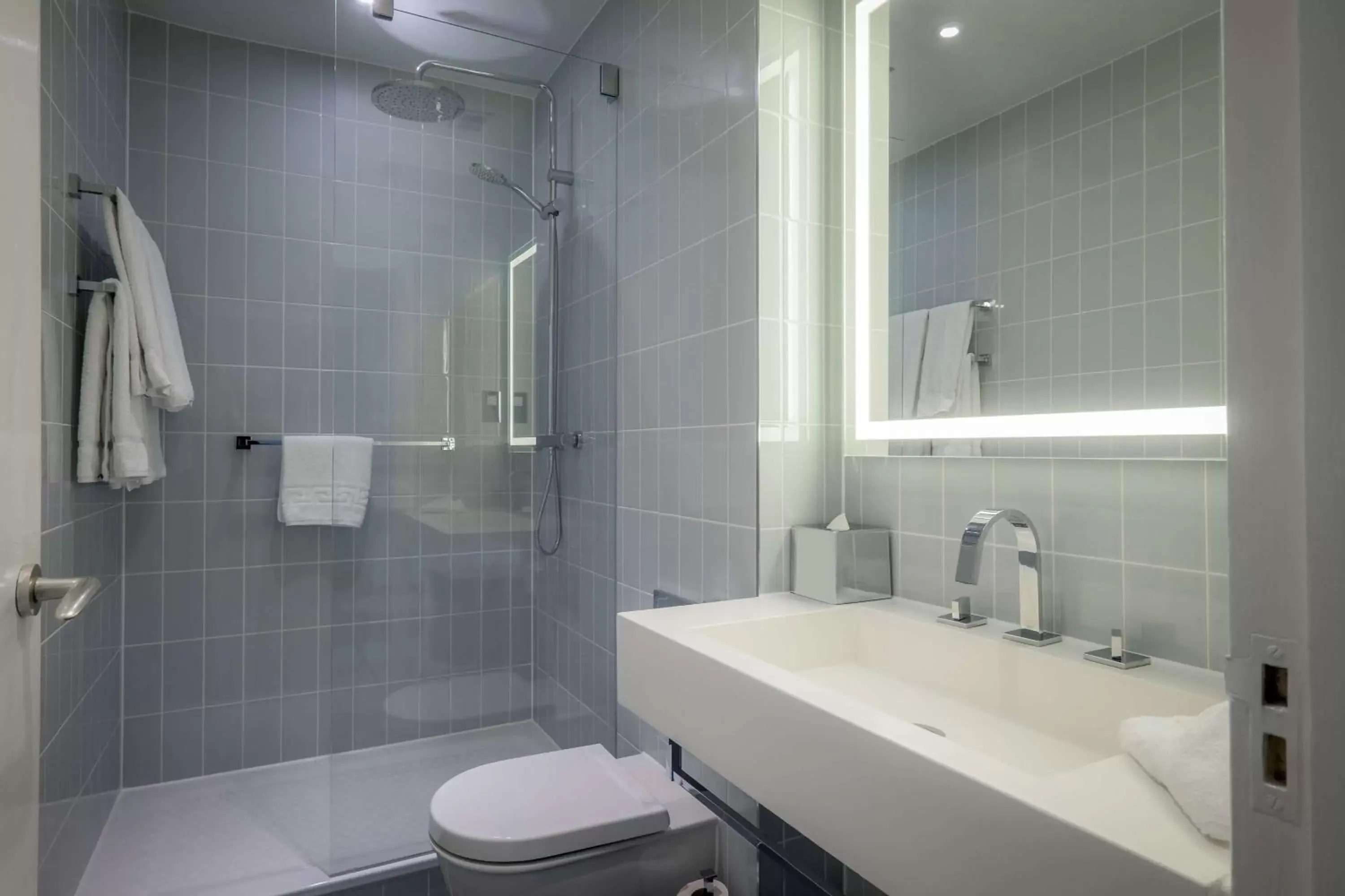 Bathroom in DoubleTree By Hilton Brighton Metropole
