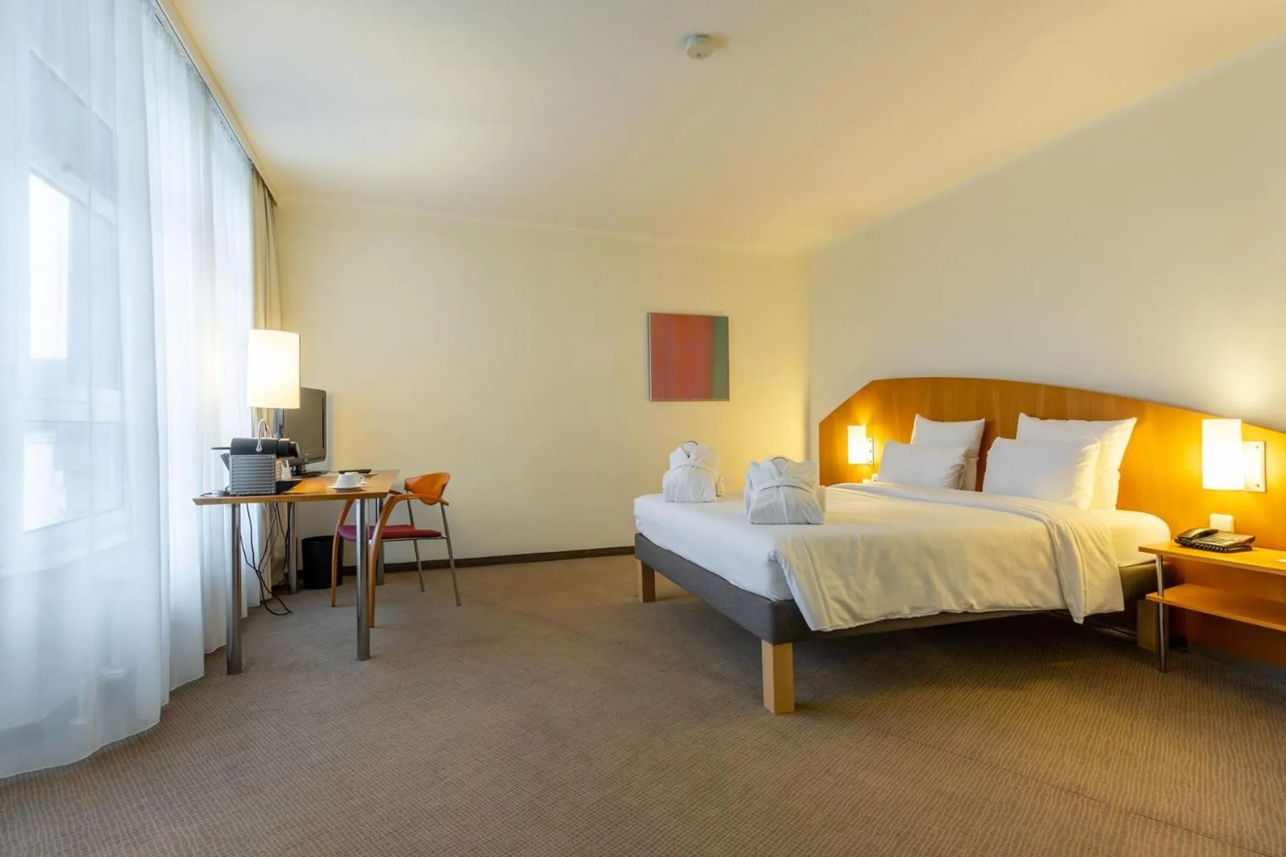 Toilet, Bed in Novotel Mainz