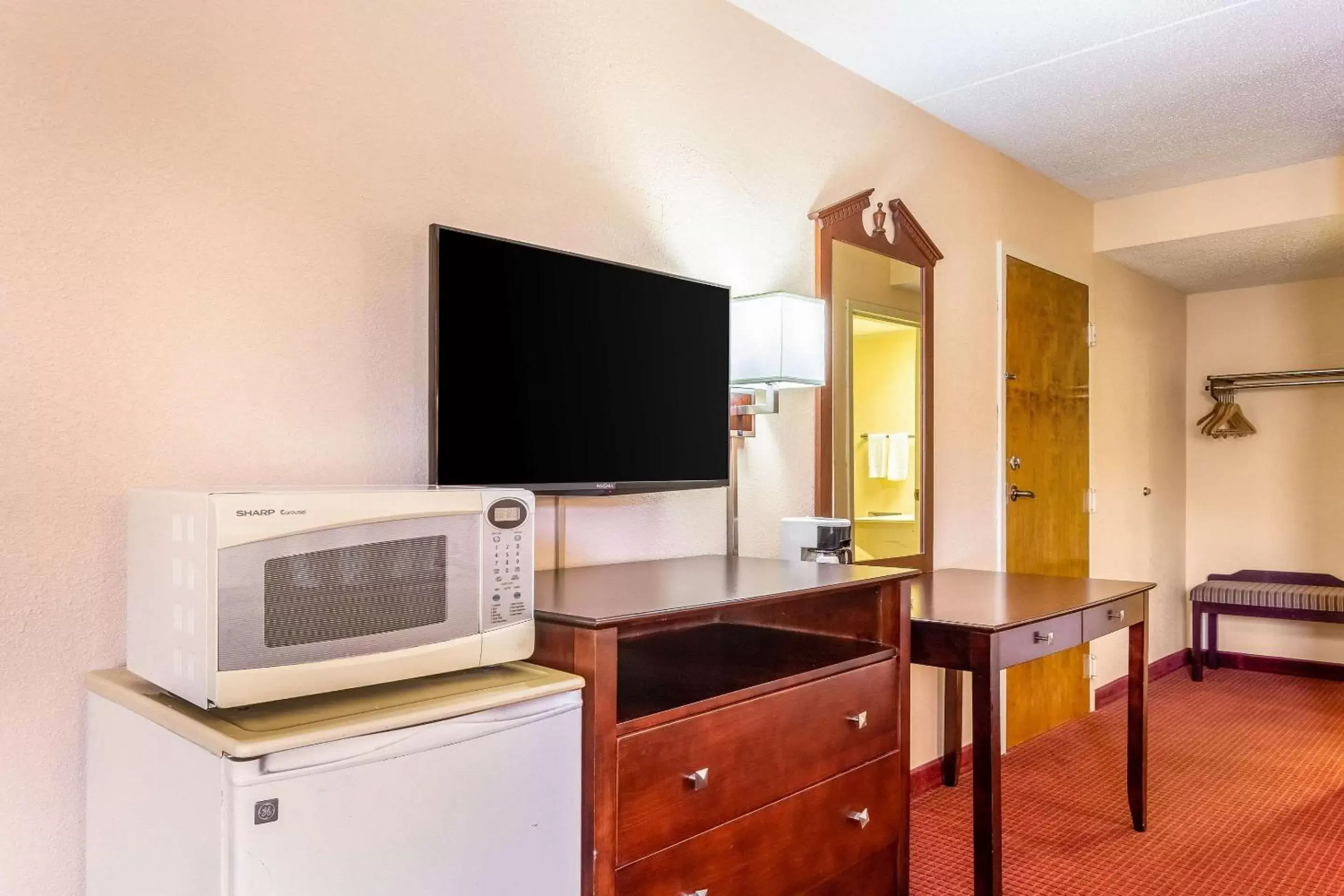 Photo of the whole room, TV/Entertainment Center in Econo Lodge - Rocky Top