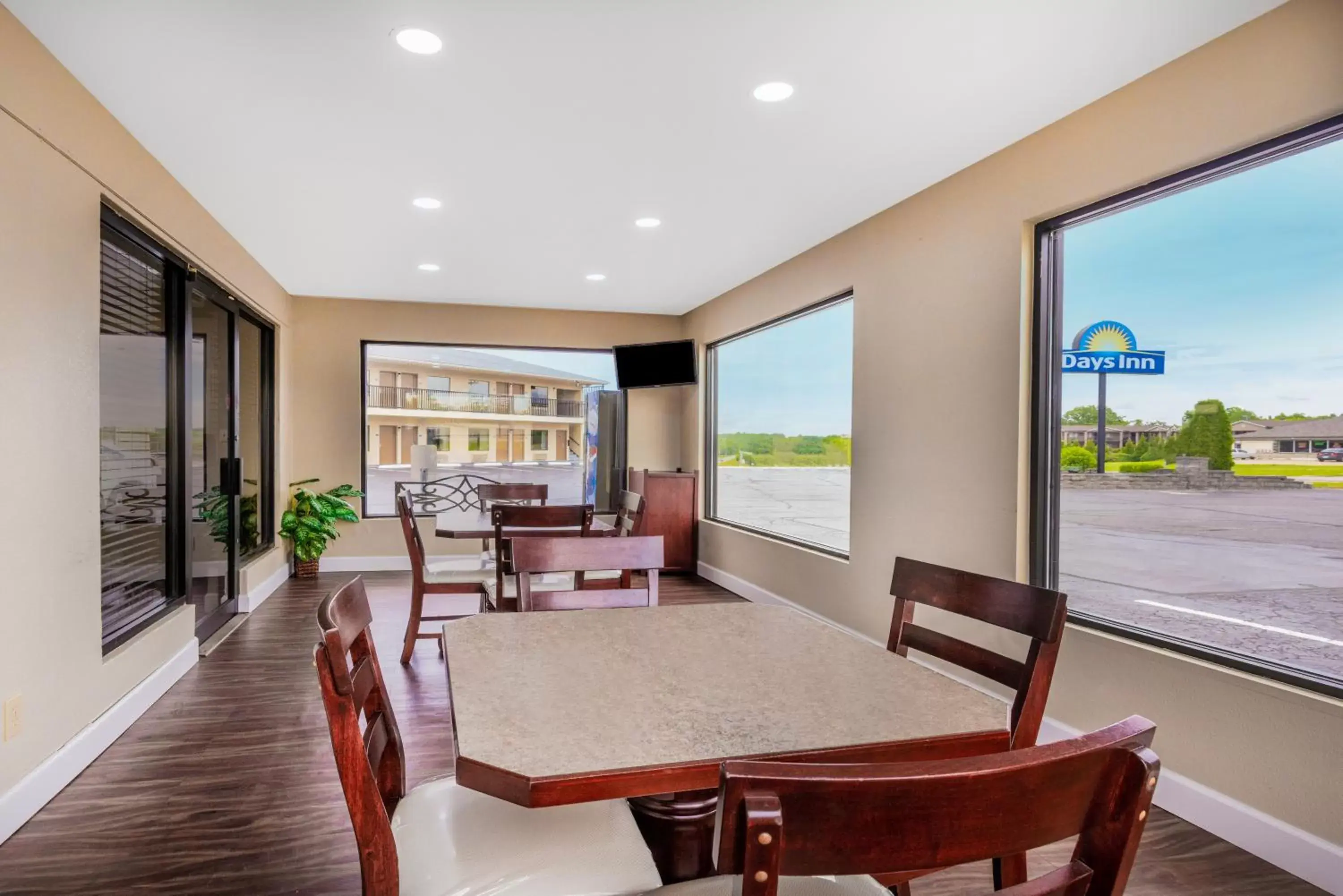 Seating area, Dining Area in Days Inn by Wyndham St. Robert Waynesville/Ft. Leonard Wood