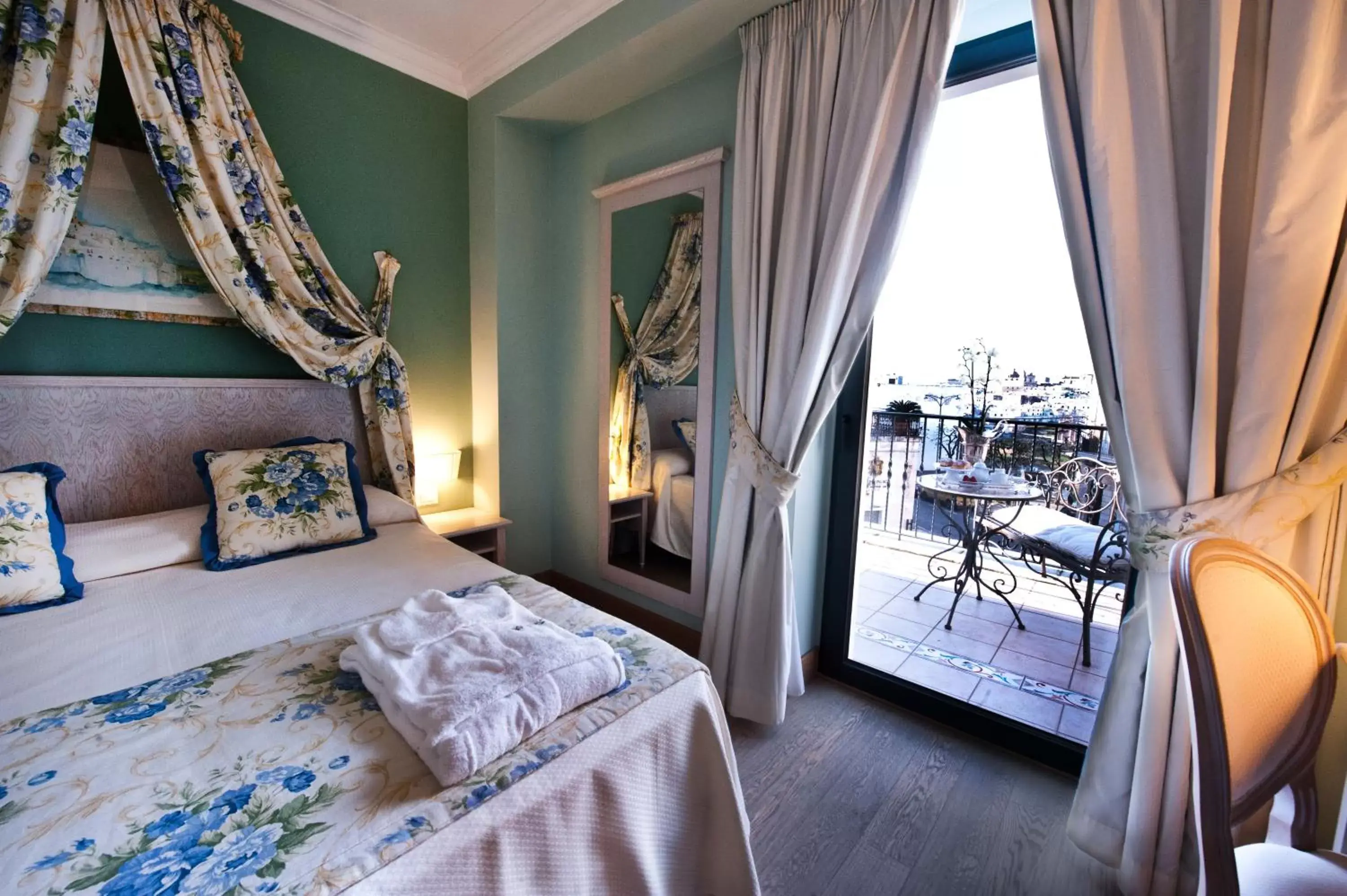 Balcony/Terrace, Bed in OSTUNI PALACE - Hotel Bistrot & SPA
