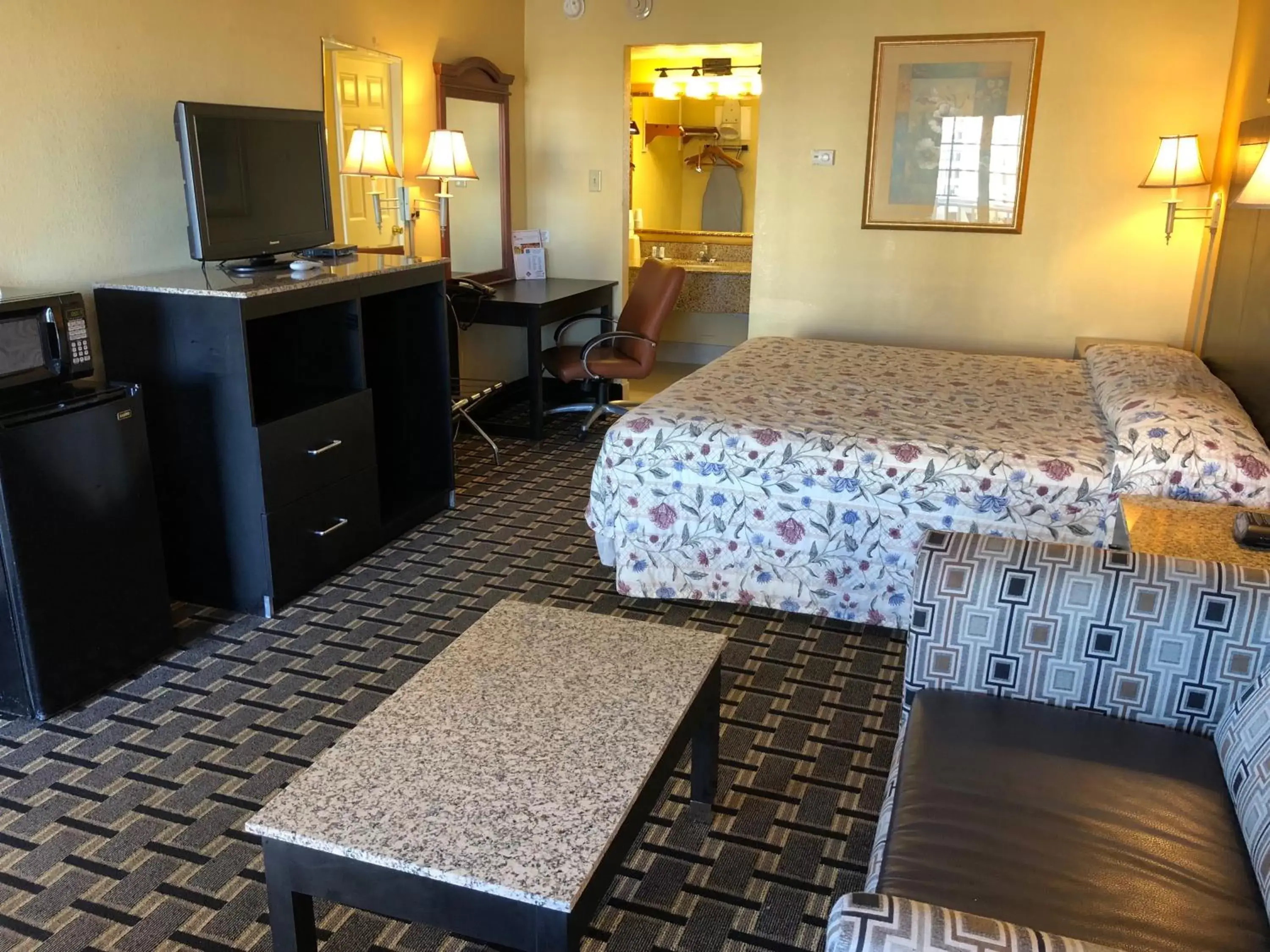 Photo of the whole room, Bed in Knights Inn Mount Laurel