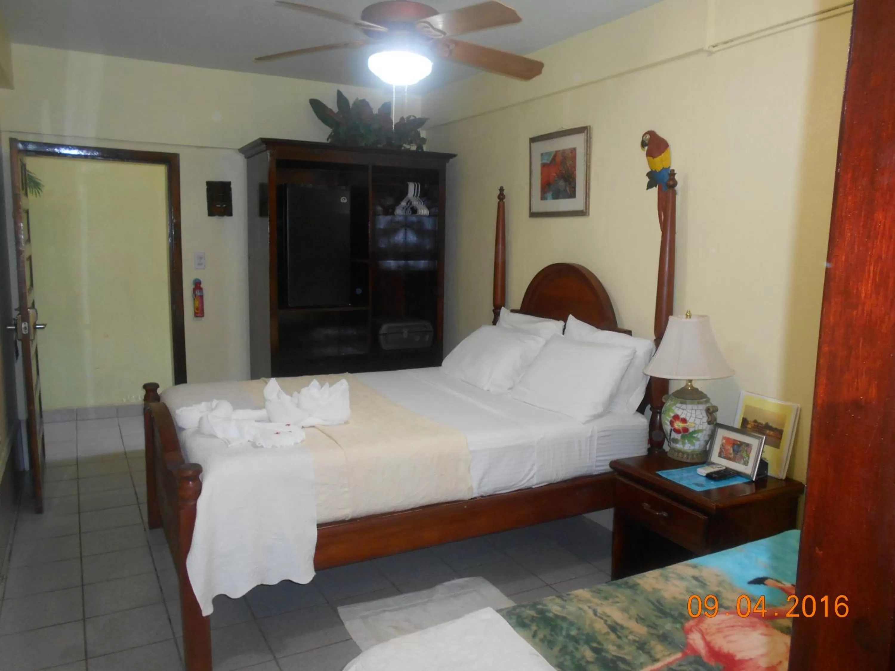 Photo of the whole room, Bed in Alan's Paradise Hotel