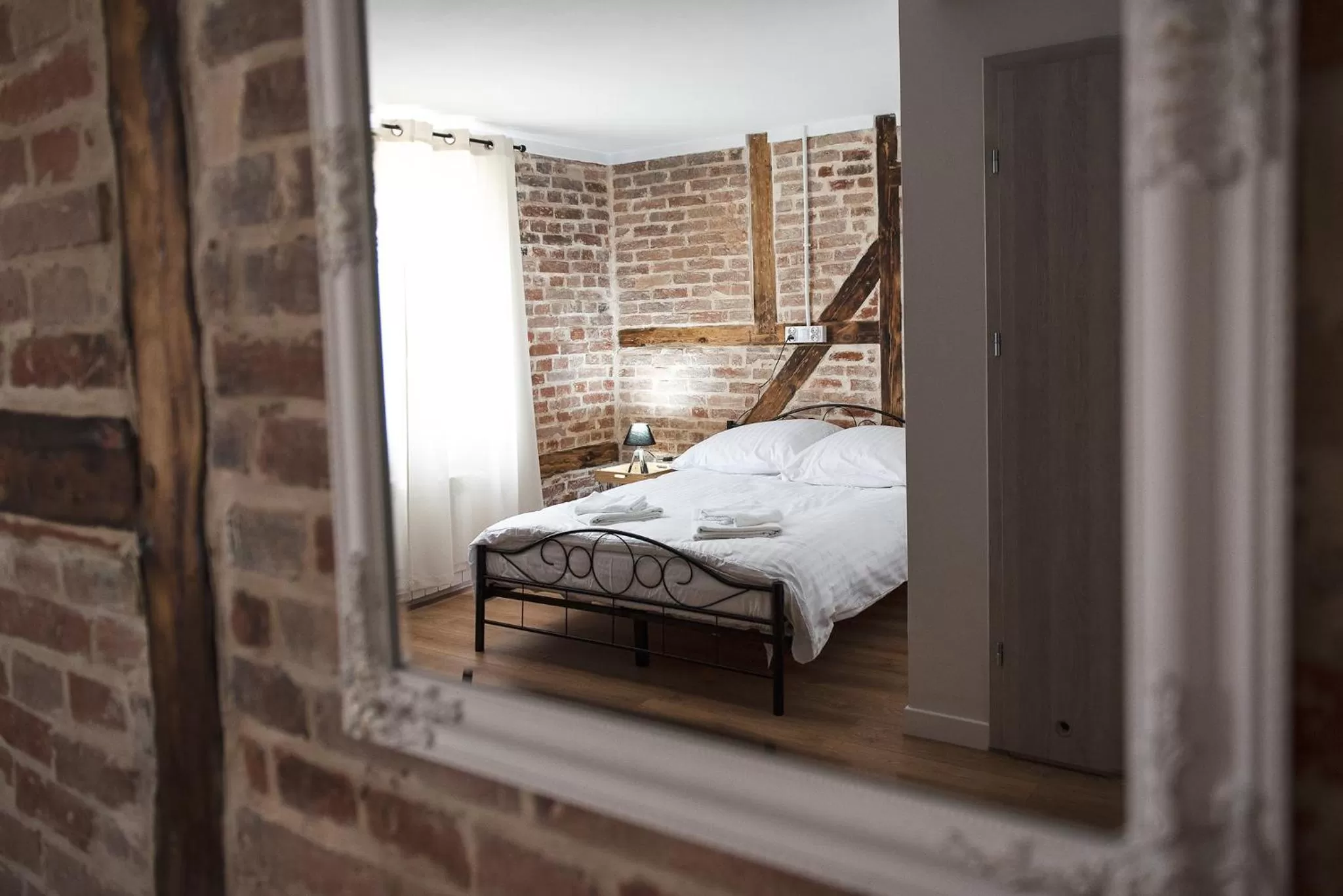 Photo of the whole room, Bed in Leon's Rooms