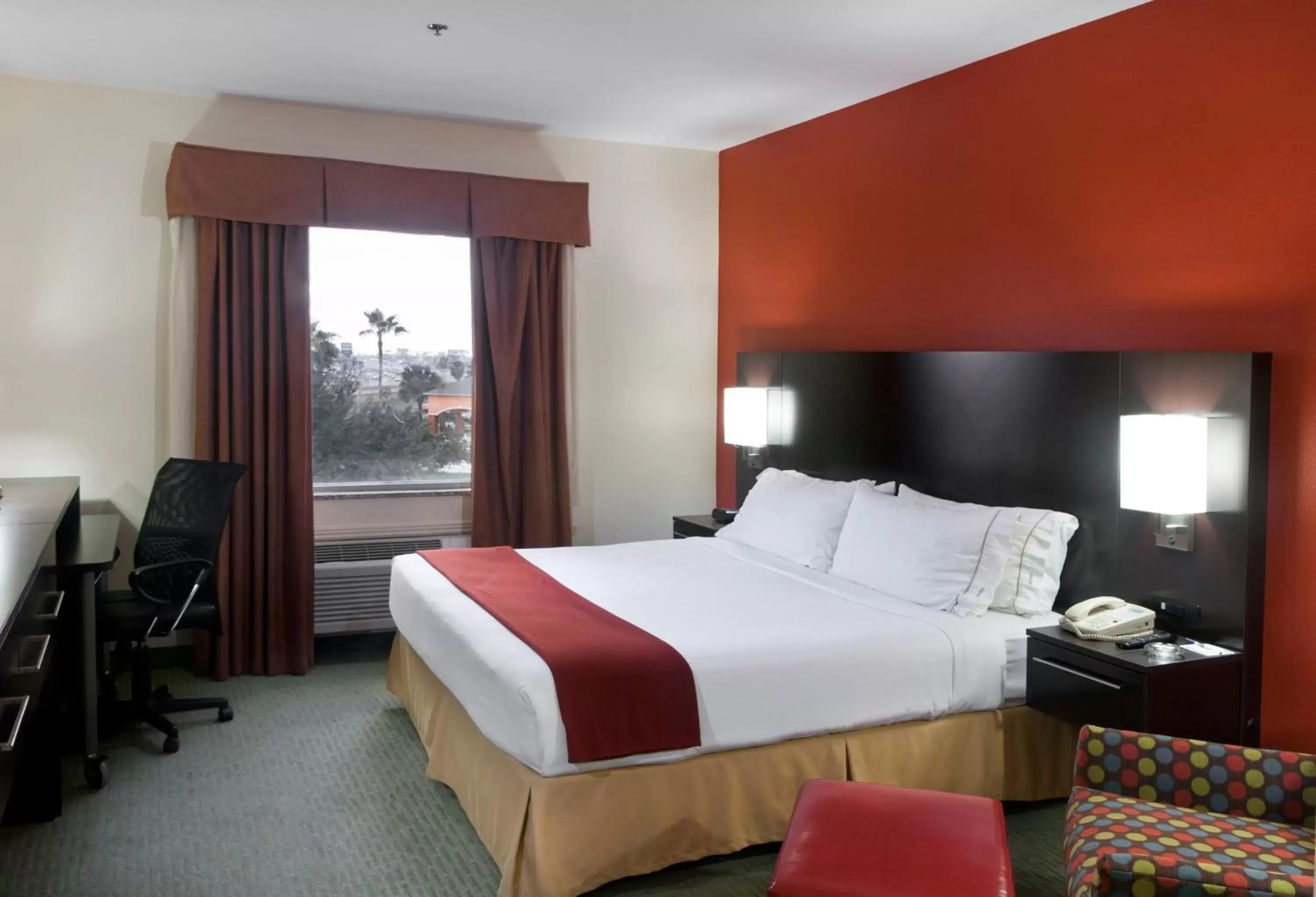 Photo of the whole room, Bed in Holiday Inn Express Hotel and Suites Brownsville, an IHG Hotel