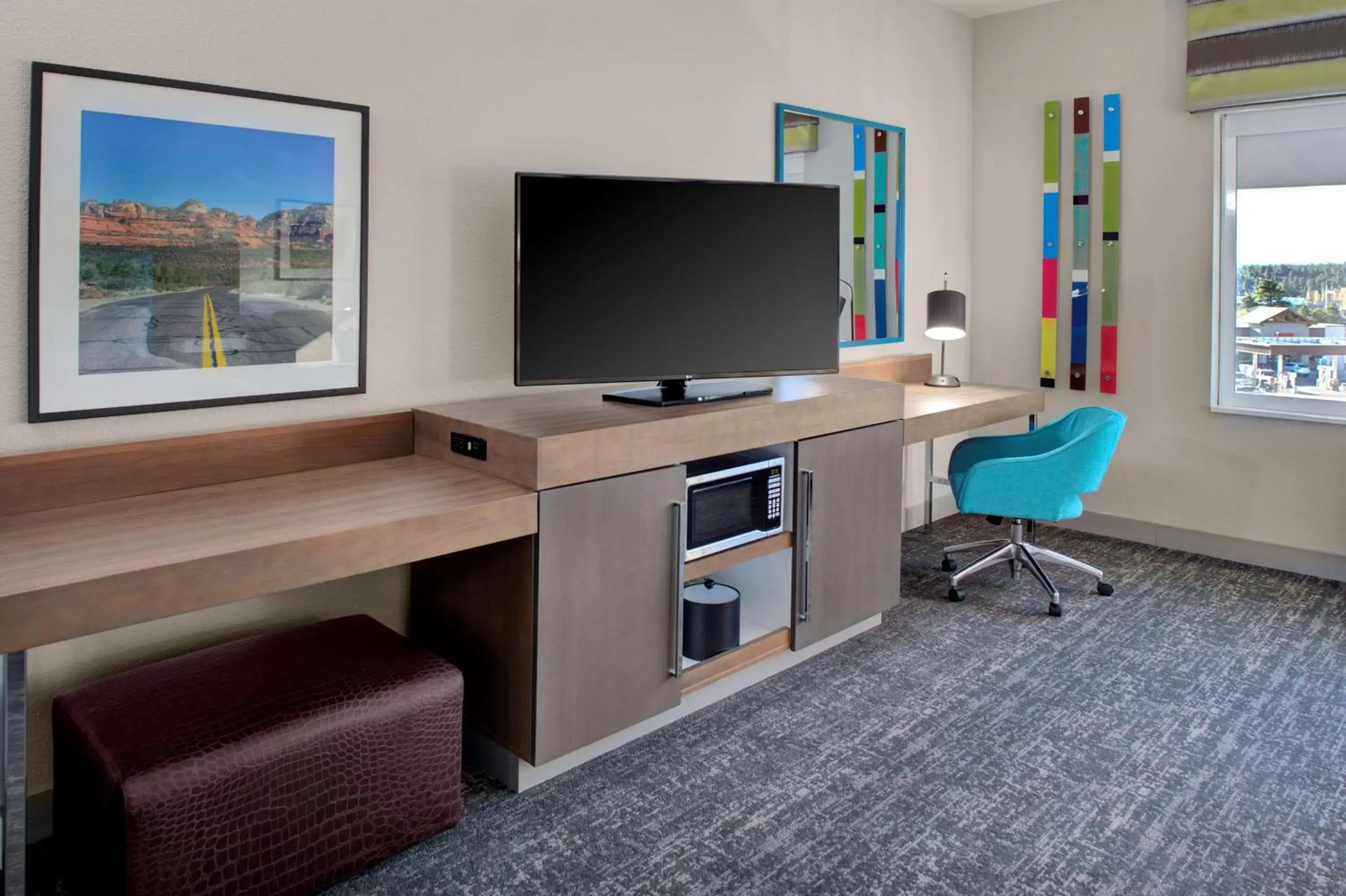 Bedroom, TV/Entertainment Center in Hampton Inn Suites Flagstaff East