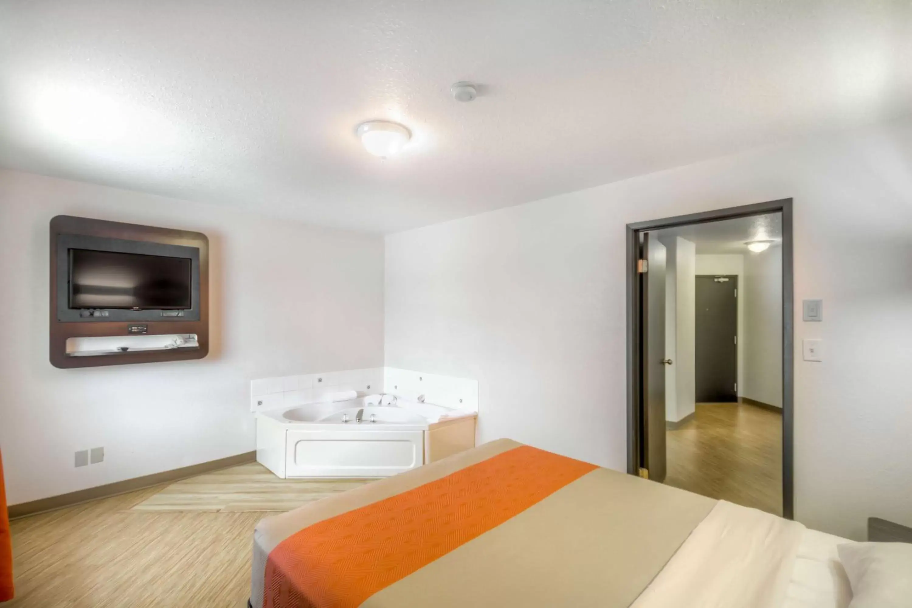 Bathroom, Bed in Motel 6-Regina, SK