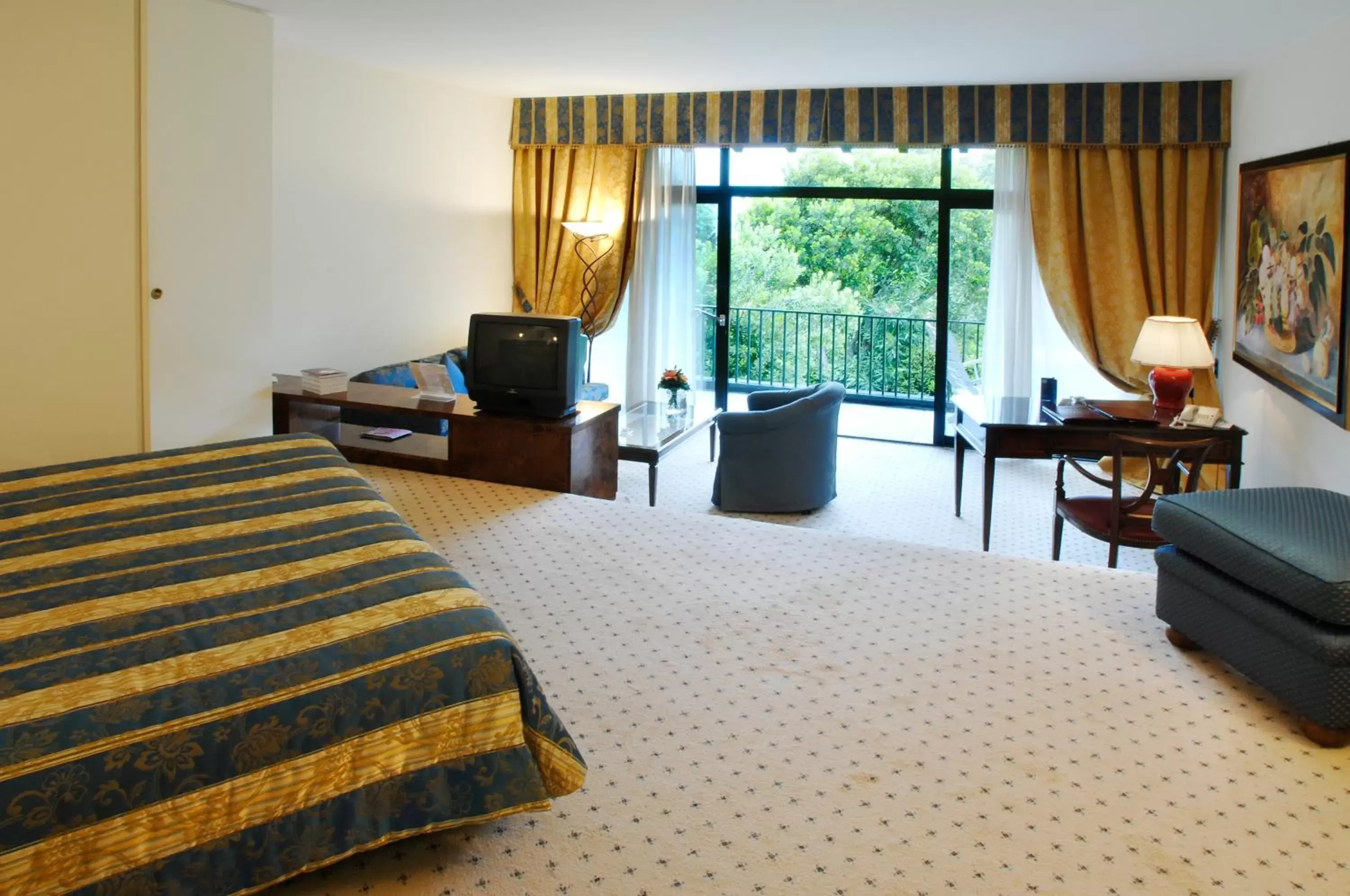 Bed, Seating Area in Park Hotel Principe - Ticino Hotels Group