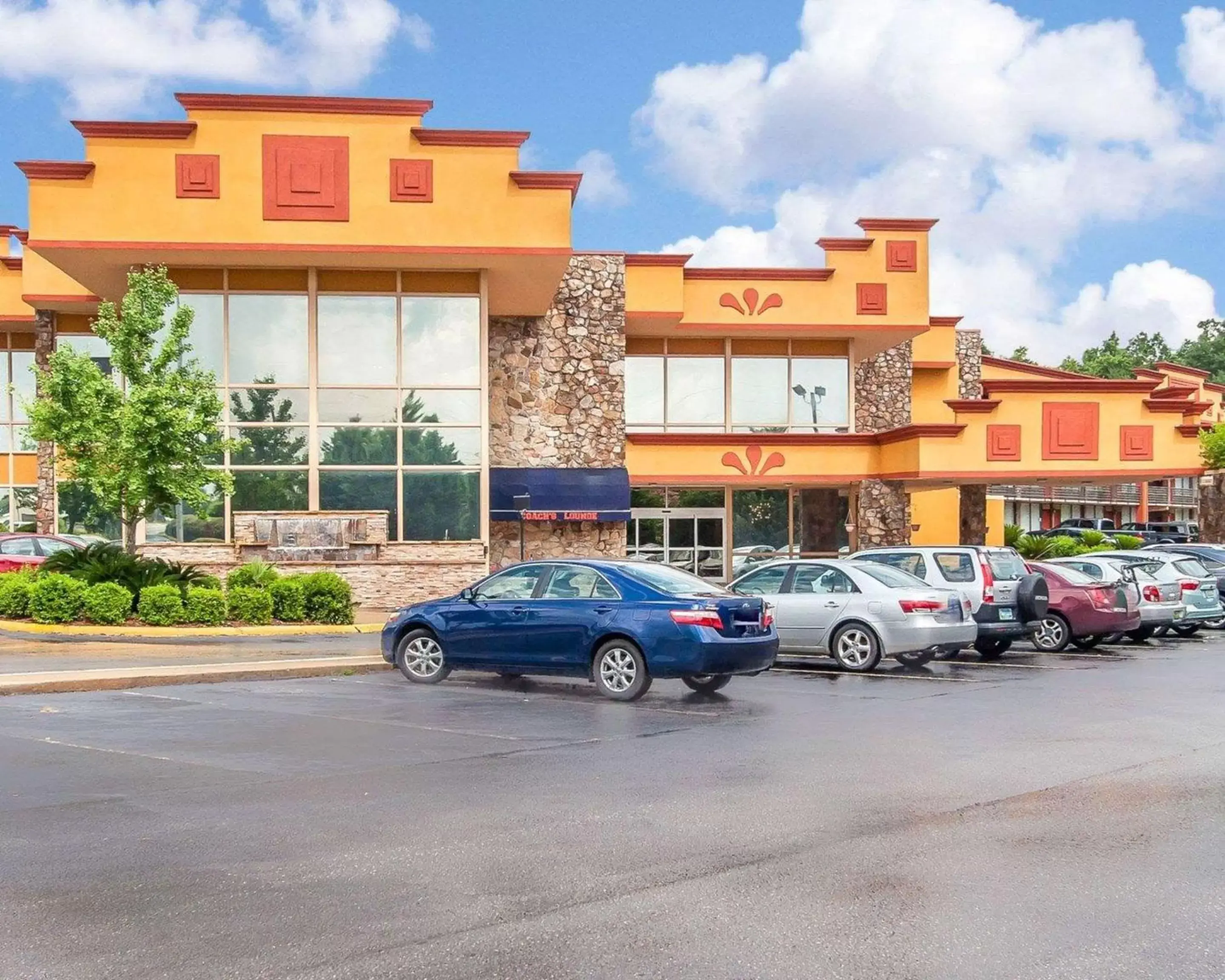 Property Building in Clarion Inn & Suites University Center