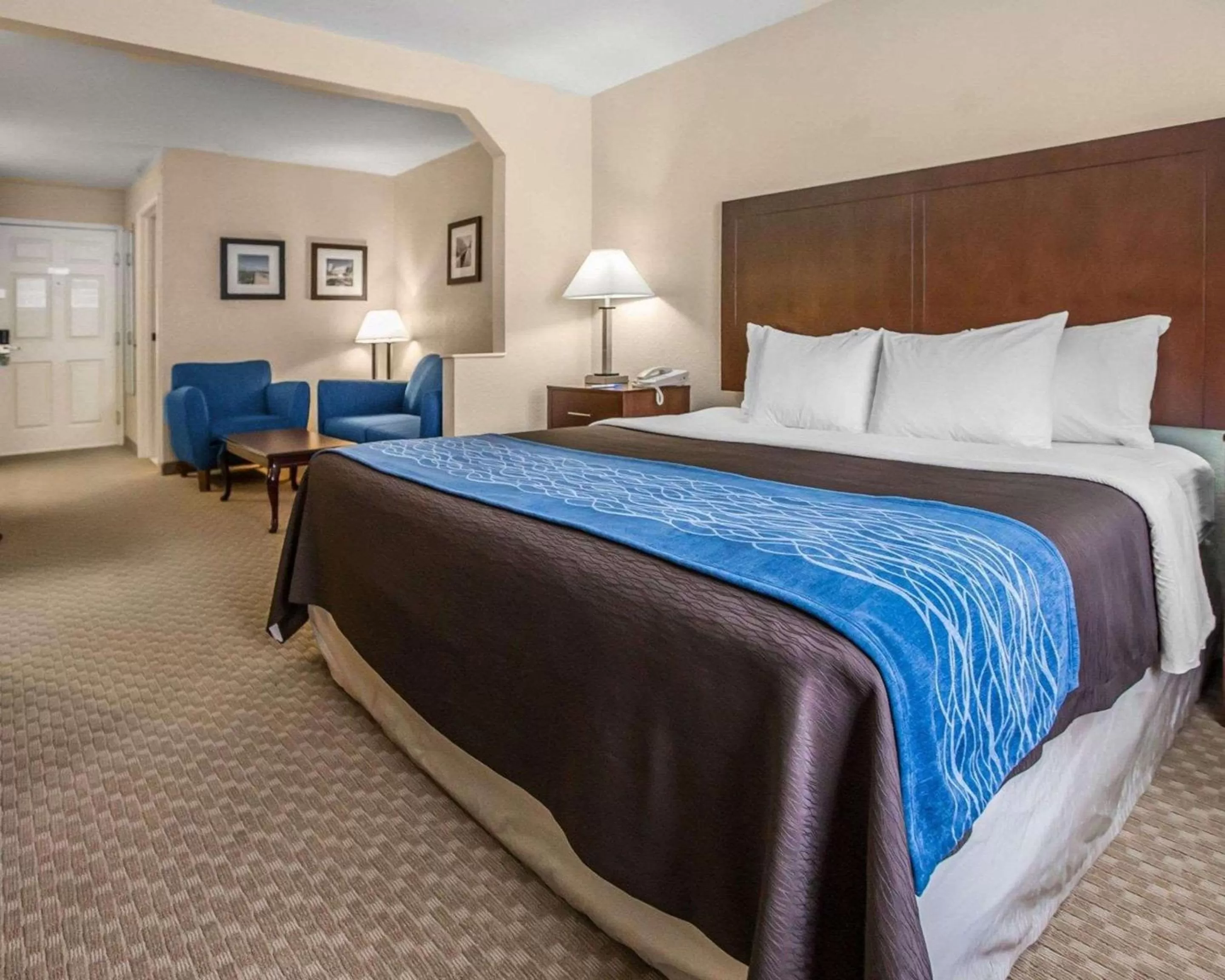 Photo of the whole room, Bed in Quality Inn & Suites Dixon near I-88