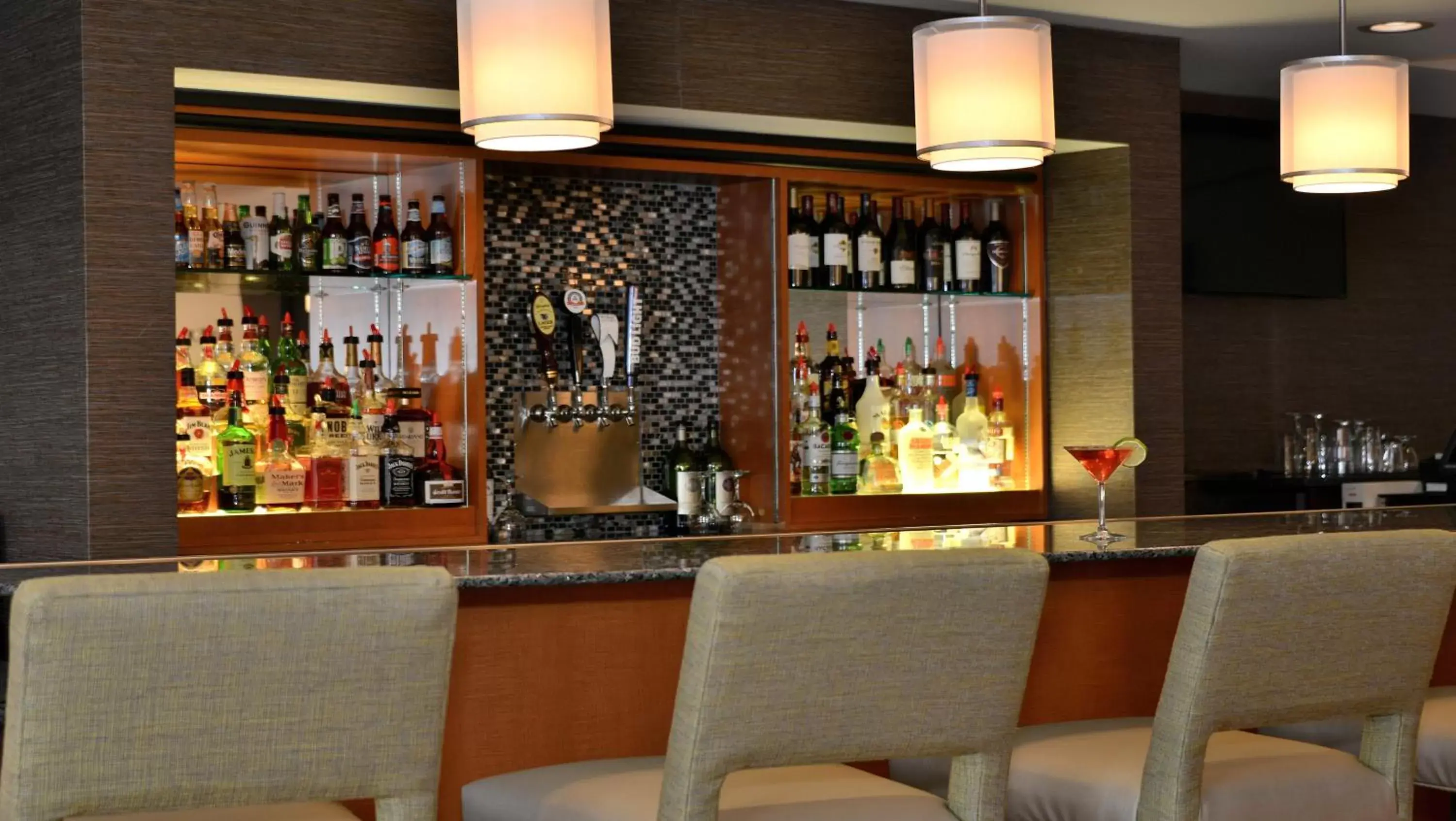 Lounge or bar, Lounge/Bar in Holiday Inn Hotel & Suites Rochester - Marketplace, an IHG Hotel