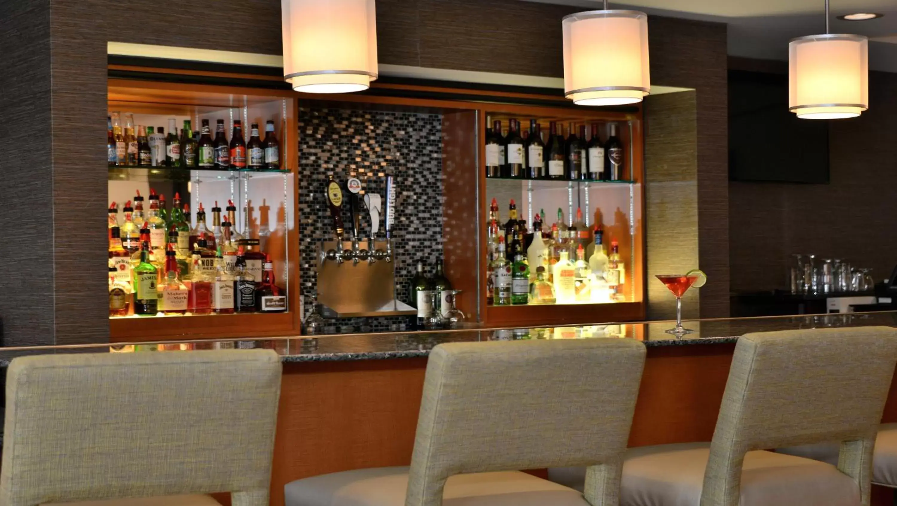 Lounge or bar in Holiday Inn Hotel & Suites Rochester - Marketplace by IHG Lounge or bar in Holiday Inn Hotel & Suites Rochester - Marketplace by IHG