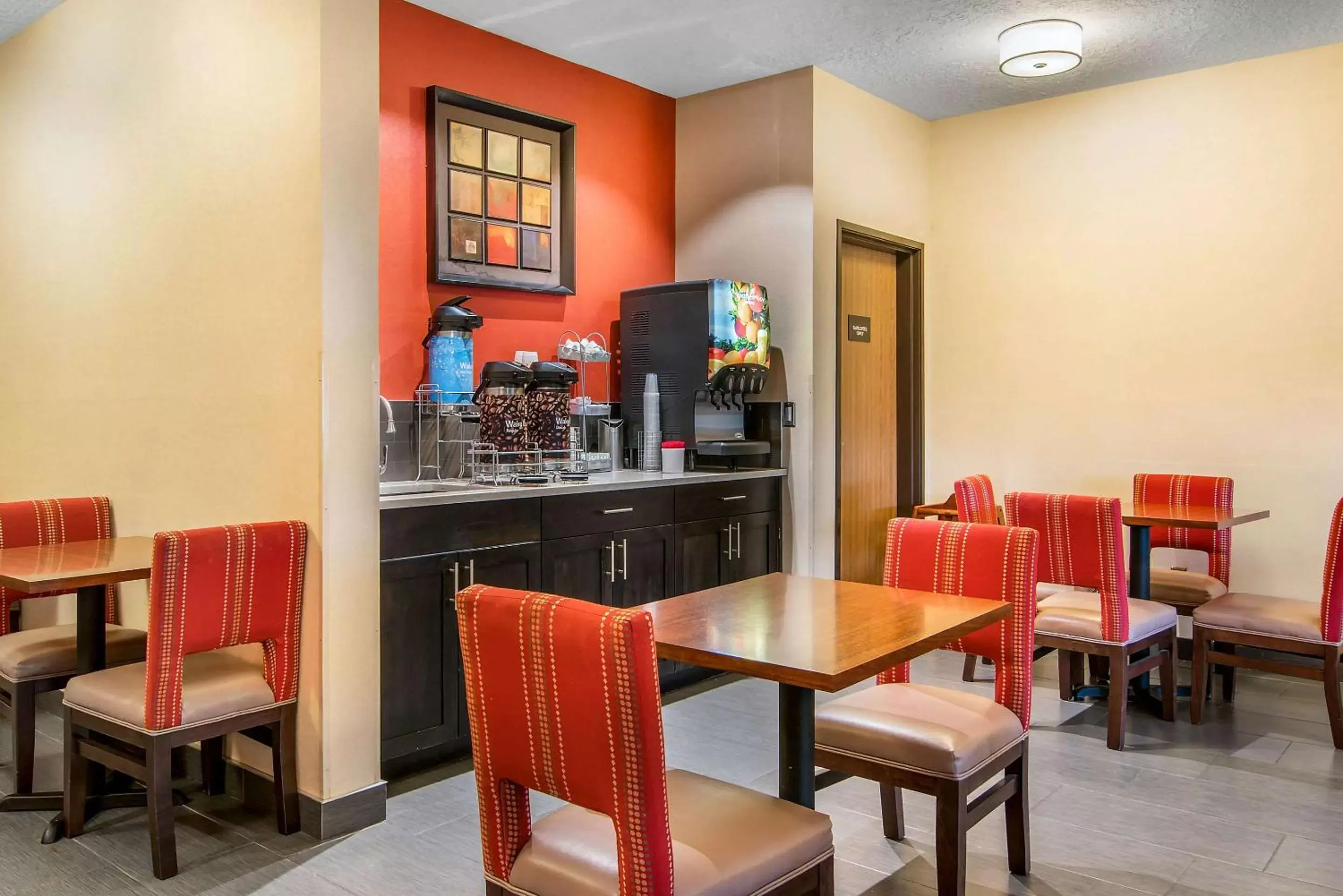 Restaurant/Places to Eat in Comfort Suites Near Vancouver Mall