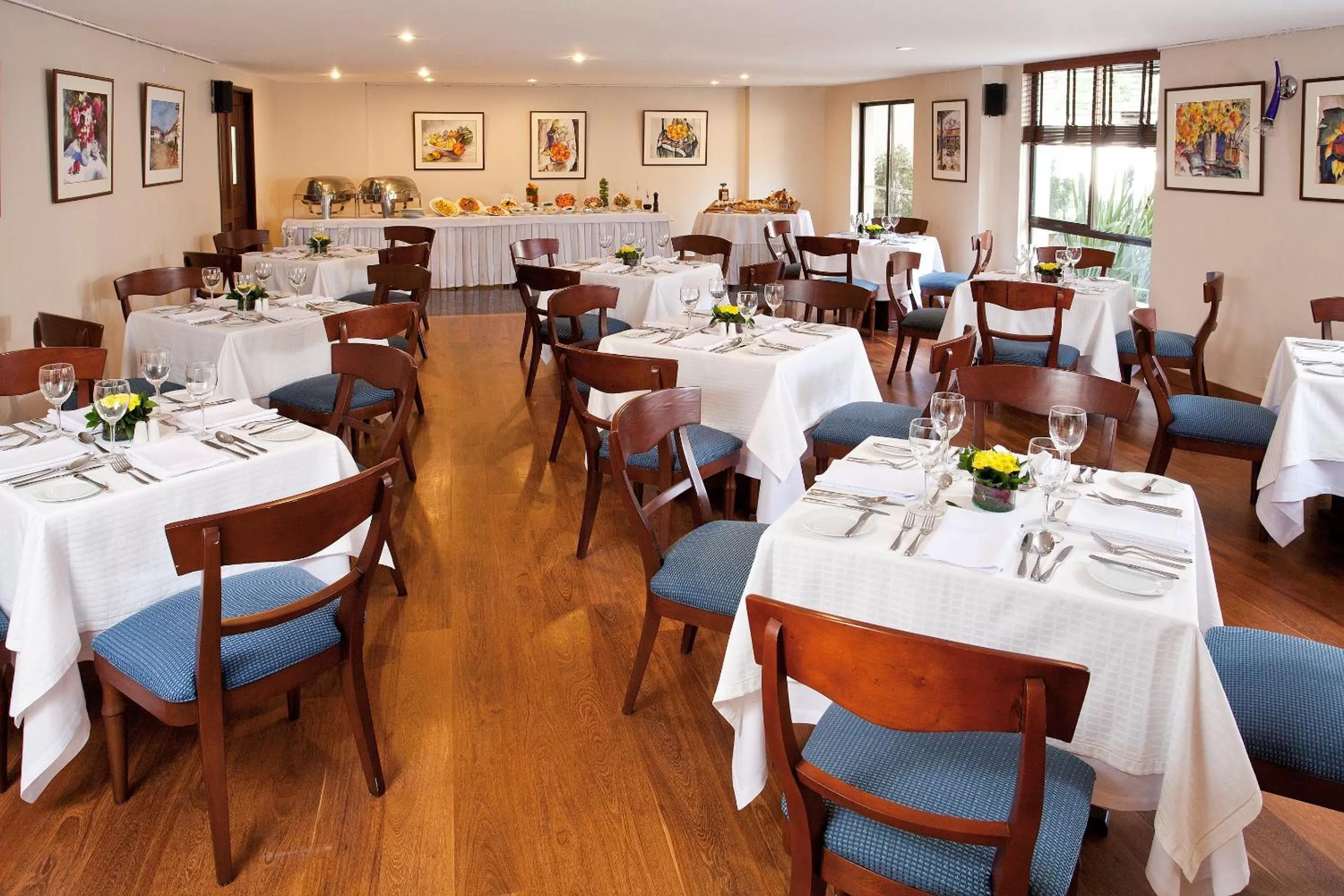 Restaurant/places to eat in Hotel Estelar Suites Jones